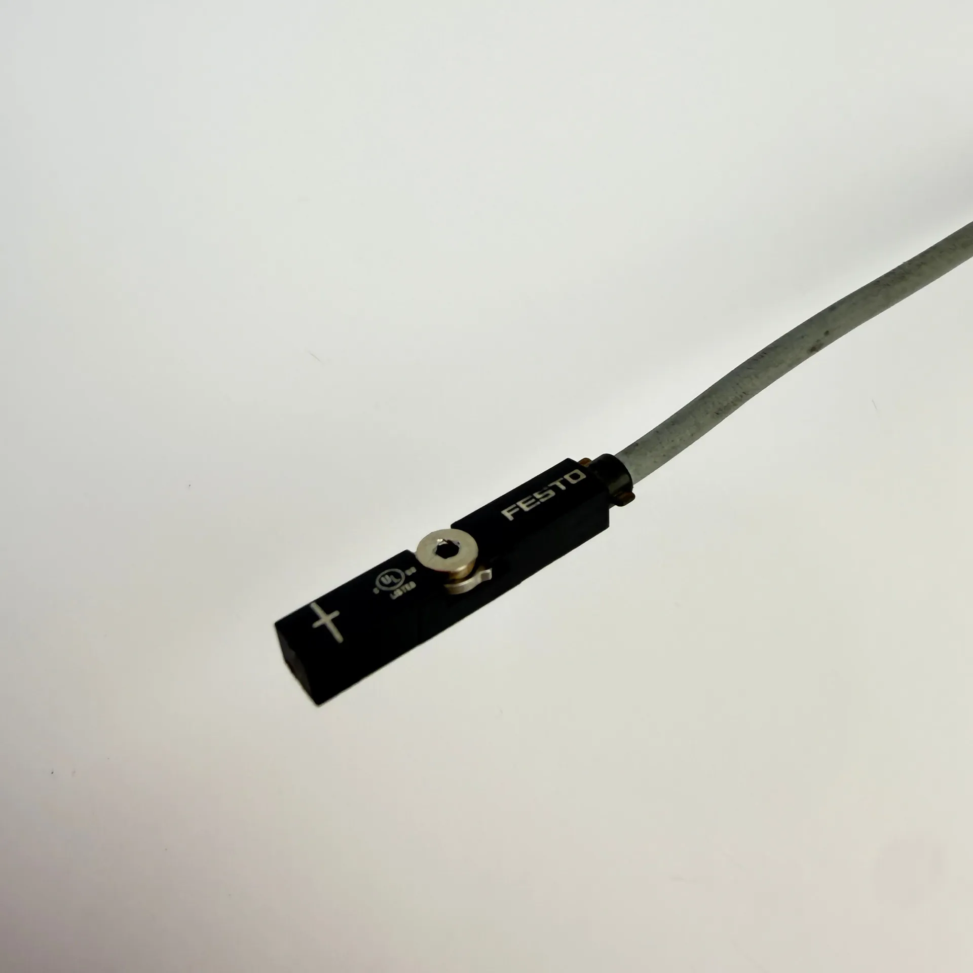 Festo 574335 SMT-8M-A-PS-24V-E-2,5-OE PNP Proximity Sensor 100cm Cable - Thumbnail 2