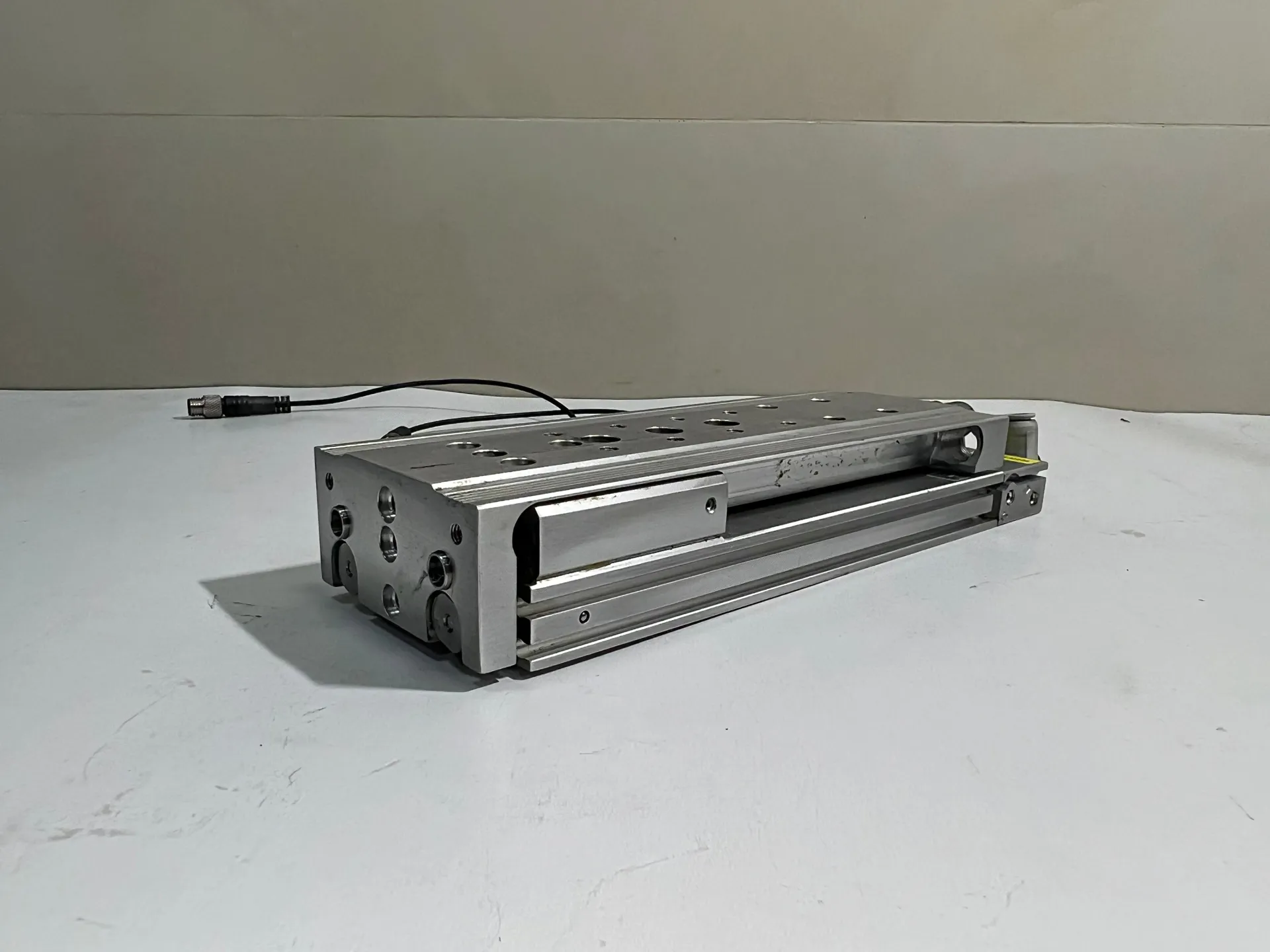 1x Aventics R480640132 Slide Cylinder 10Bar with 2 Sensors - Image 1