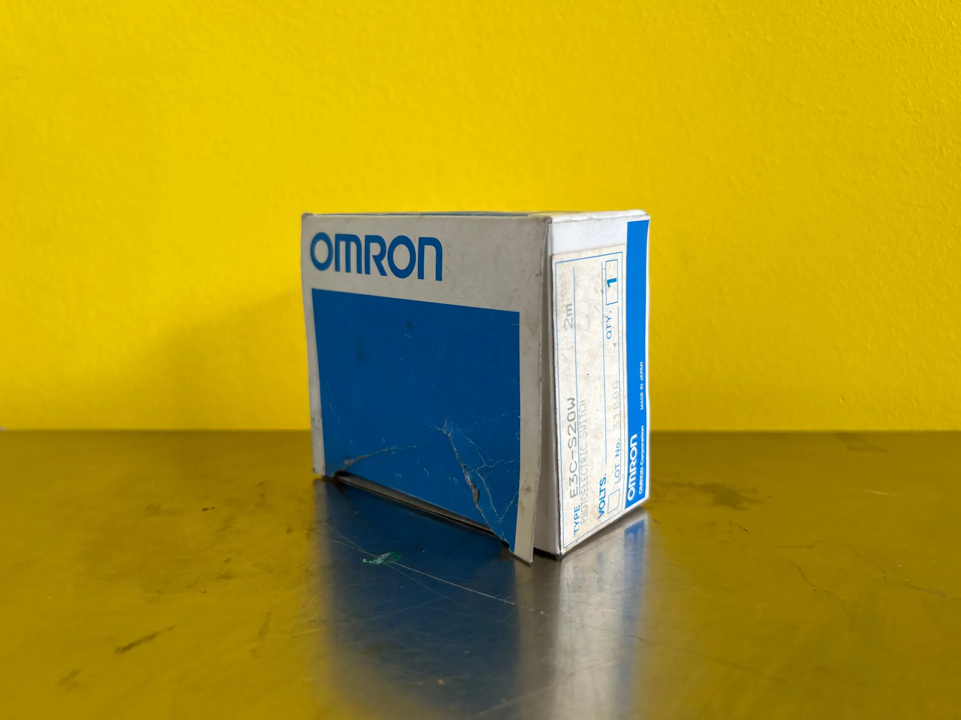 Omron E3C-S20W Photoelectric Sensor – Compact Diffuse Reflective Sensor - Image 1