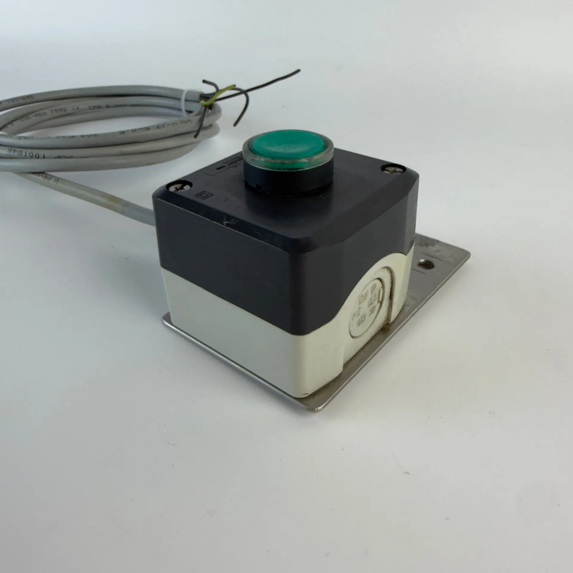 Lot of 3 Schneider Electric XAL Green Illuminated Push Button Stations with Cables - Thumbnail 4
