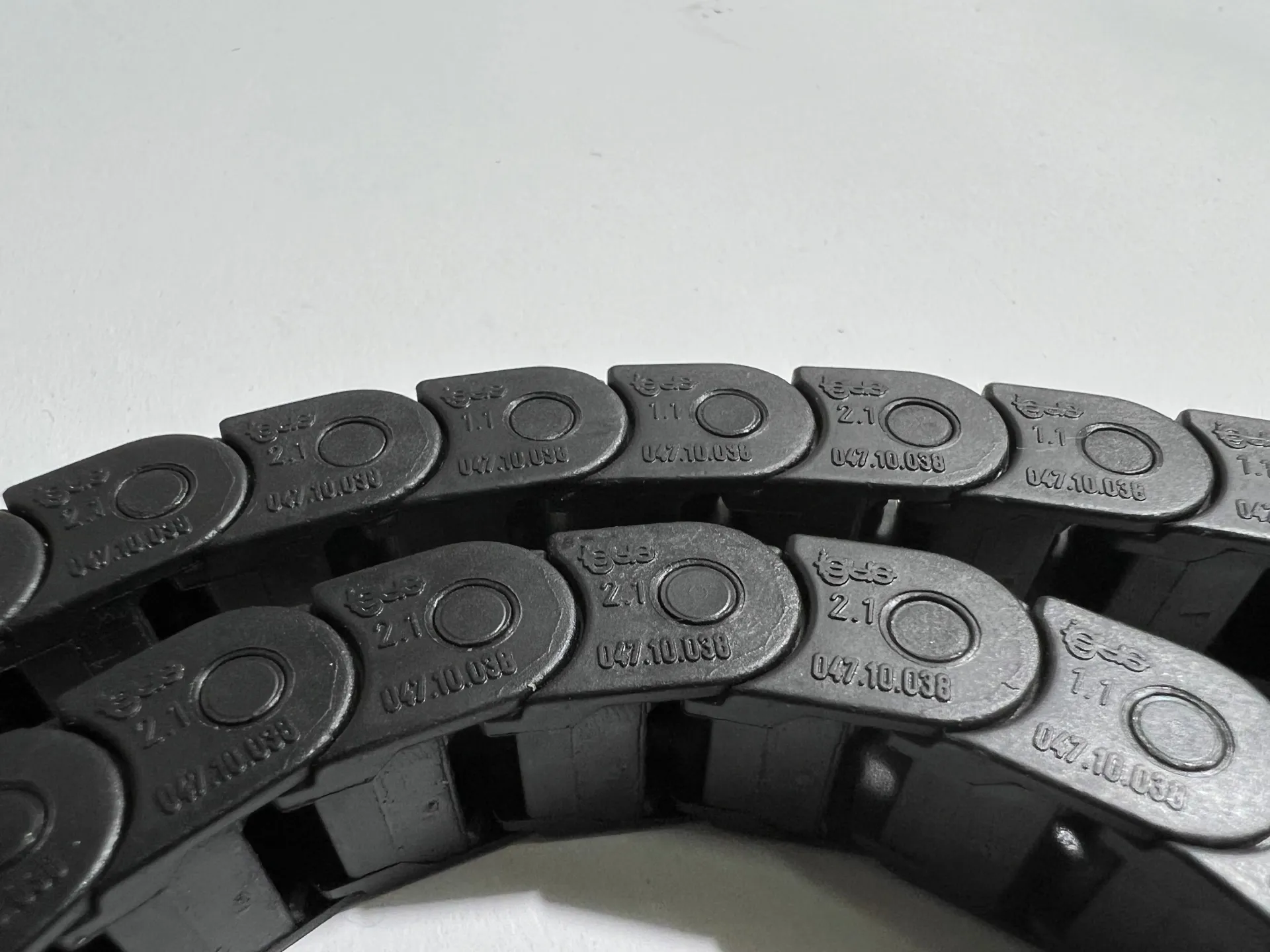 Igus 047.10.038 Energy Chain Cable Carrier – Lot of 36 Pieces - Image 1