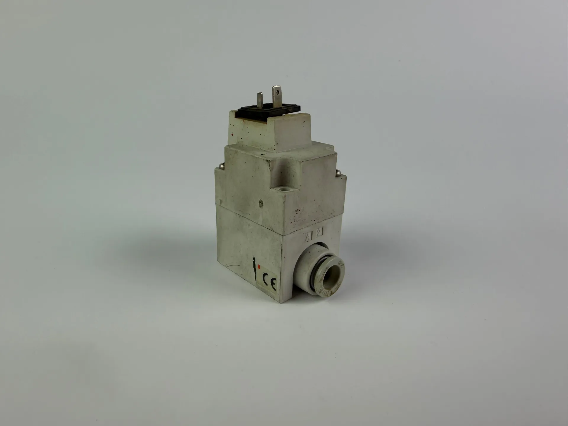 SMC VQ21M1-5YO-C8-Q Solenoid Valve 24VDC 0.01–0.6 MPa Compact Manifold Type - Thumbnail 4