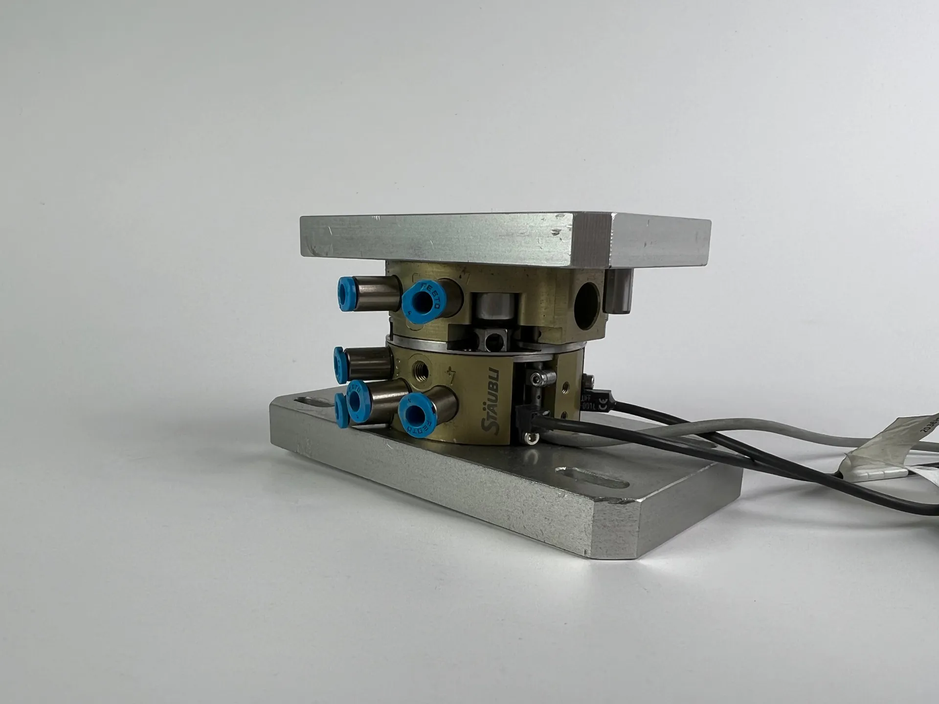 Staubli K85560742/002 B-42 941138 Automatic Robotic Tool + 2x Balluff Sensors BMF001L + 1x Sensor - Image 1