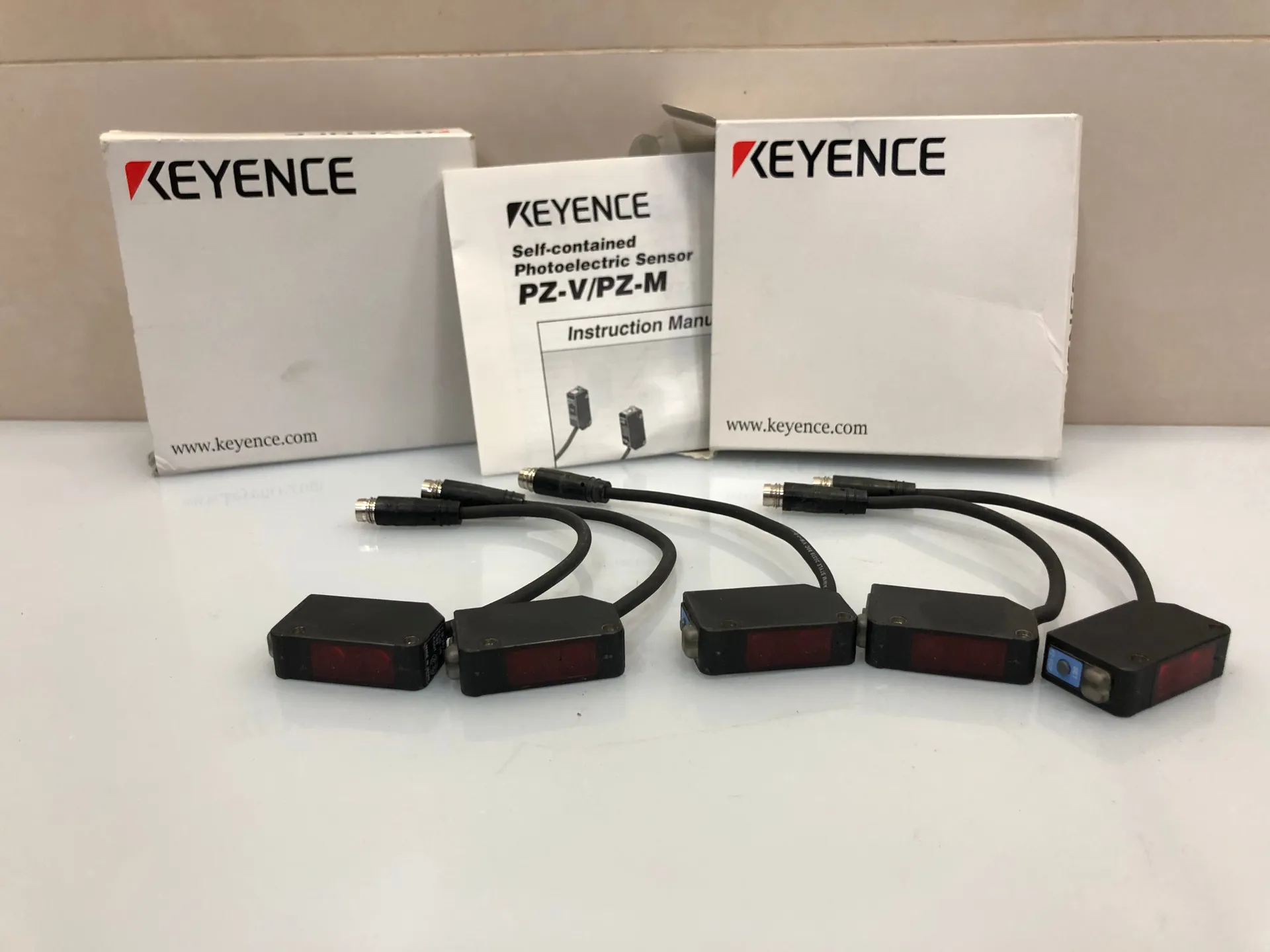 Keyence PZ-V12P Photoelectric Sensor – PNP Output, Compact Design - Thumbnail 2