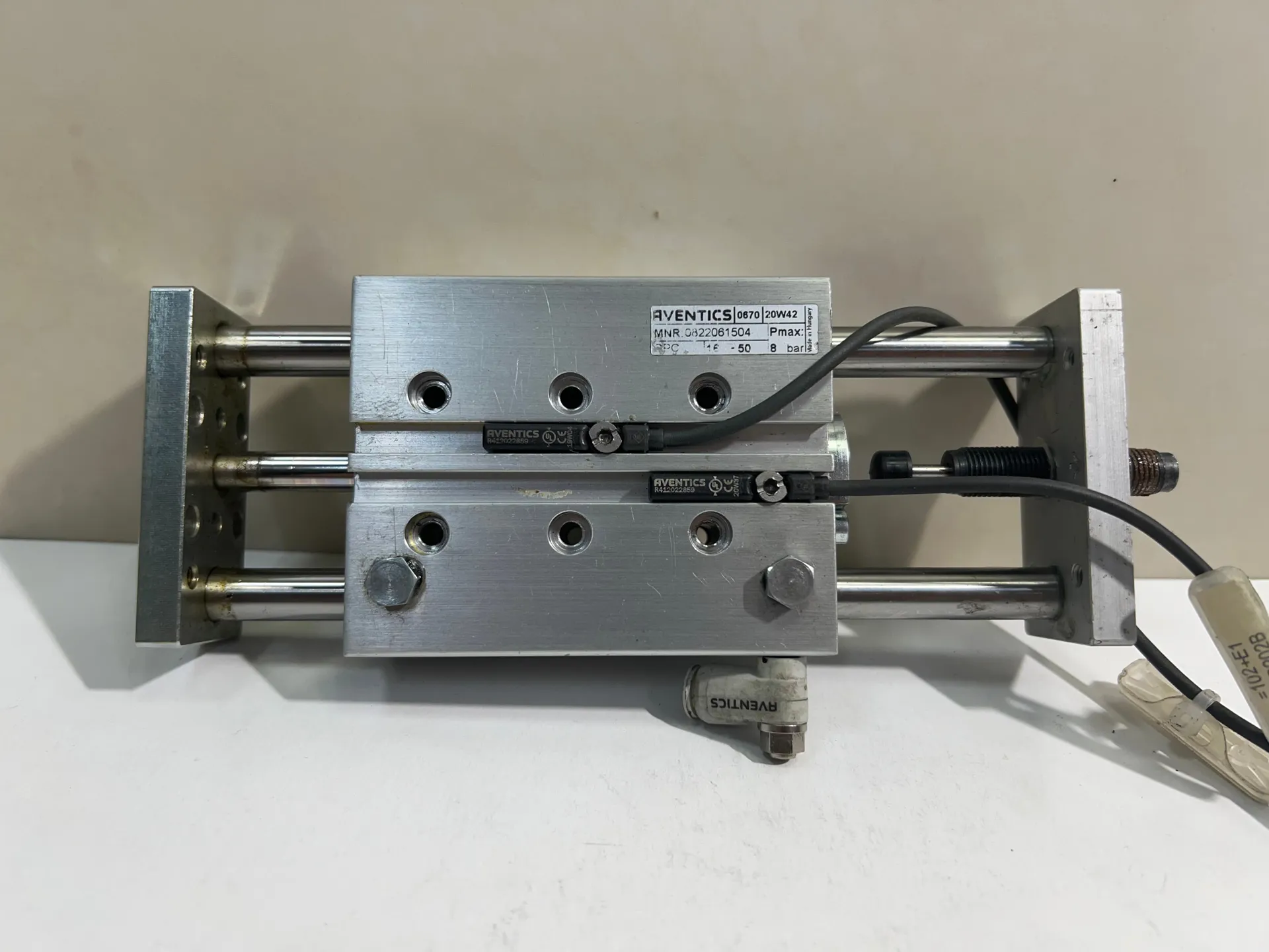 Aventics Guide Cylinder 0822061504 10Bar with 2 Sensors R412022859 & 1.7m Cable - Image 1