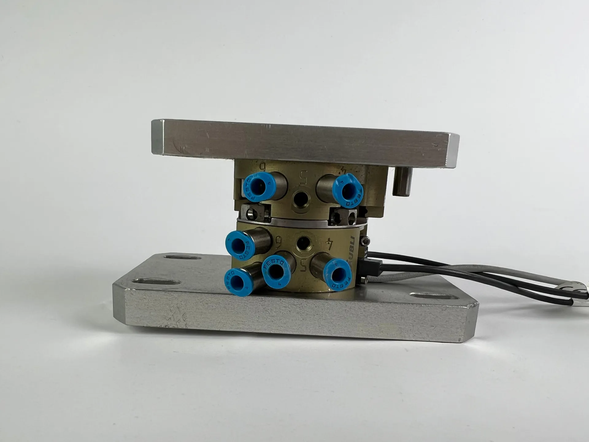 Staubli K85560742/002 B-42 941138 Automatic Robotic Tool + 2x Balluff Sensors BMF001L + 1x Sensor - Thumbnail 4