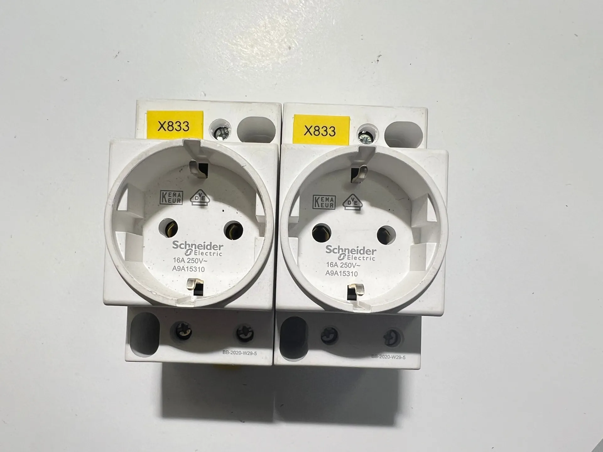 1x Schneider Electric A9A15310 Socket 16A 250V - Thumbnail 5