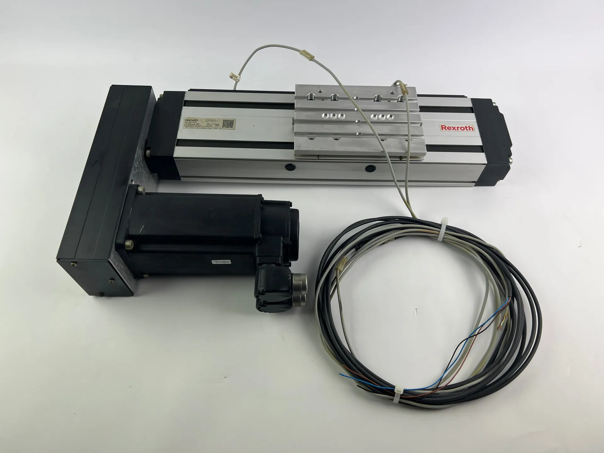Rexroth R030520400 CKK-110-NNG1 Compact Module + R911306060 MSK040C-0600-NN-M1-UG0-NNNN Motor + 2 Cables + 2 Sensors - Image 1