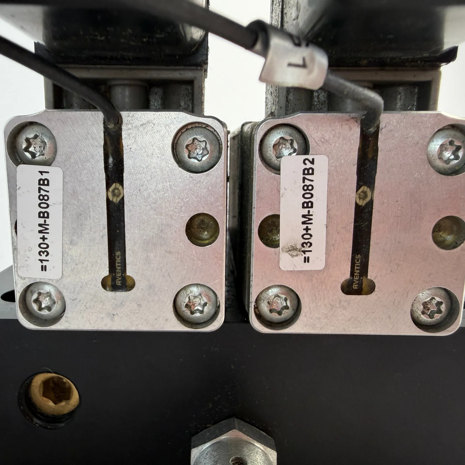 AVENTICS Dual 5/2 Pneumatic Valves R422 102 677 Valve Island R422 003 622 Sensors - Thumbnail 4