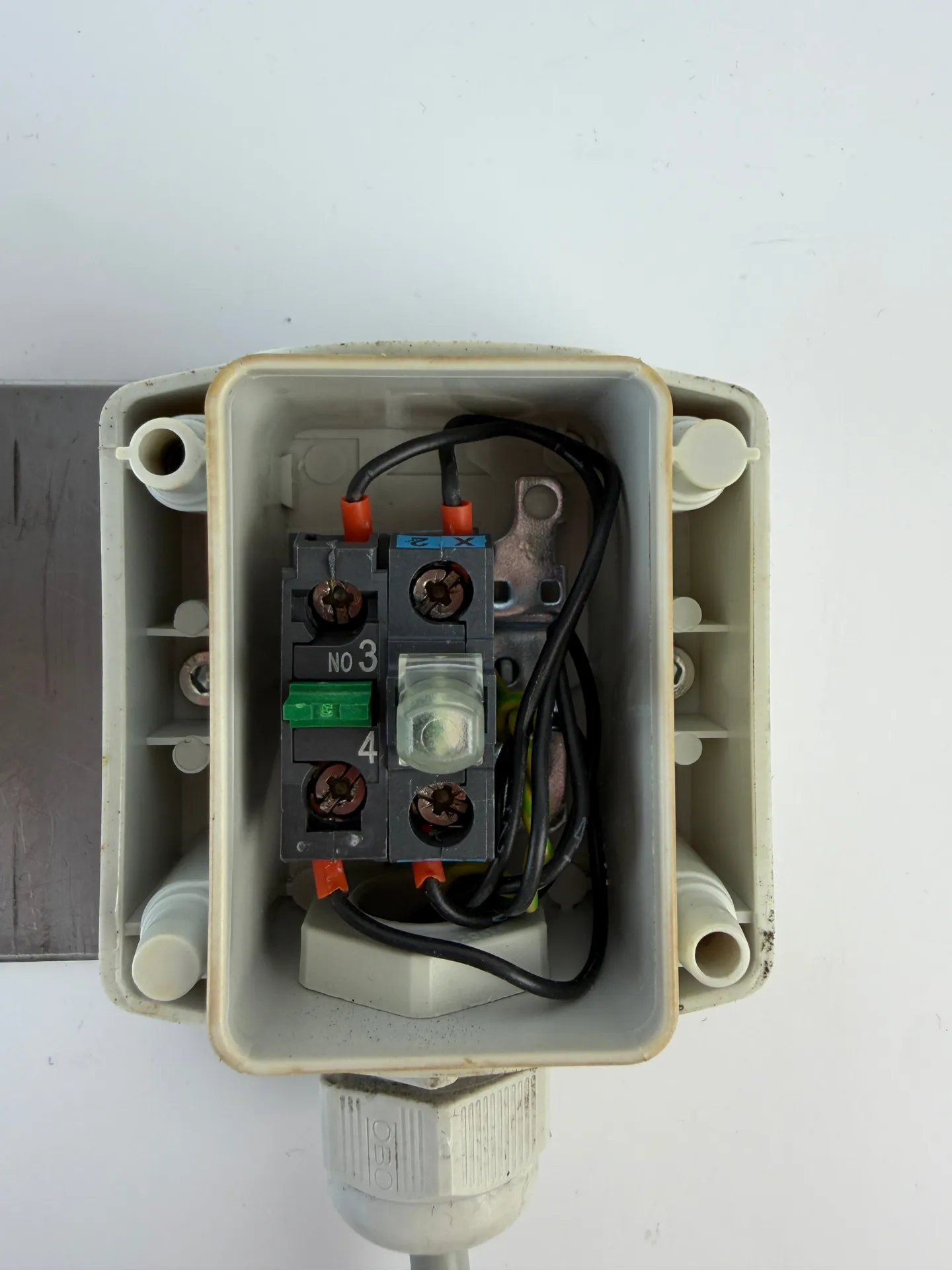 Lot of 3 Schneider Electric XAL Green Illuminated Push Button Stations with Cables - Thumbnail 8