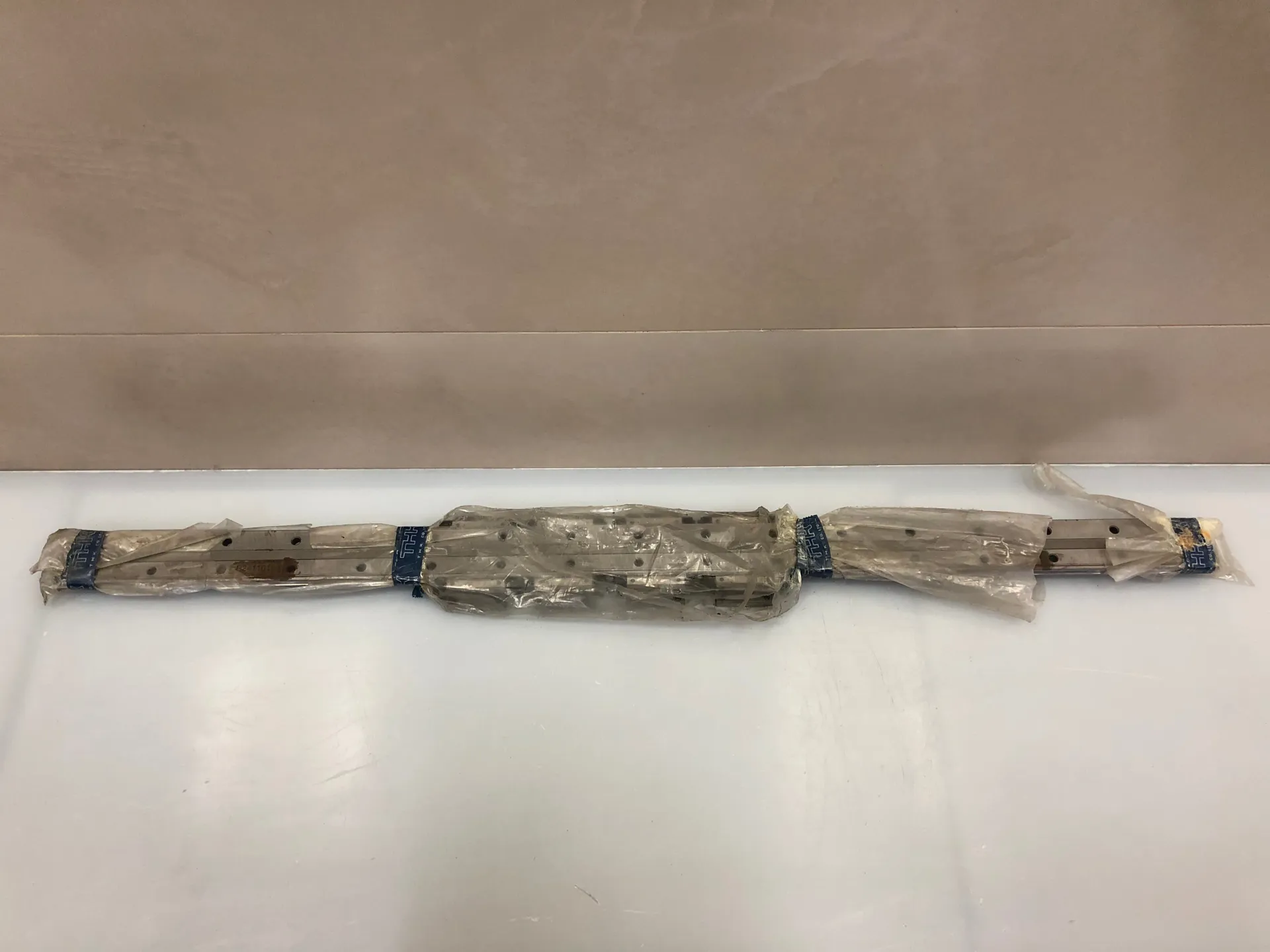 THK HRW17CA4UU + 670L – Four HRW17CA Linear Guide Blocks on 670mm Rail - Image 1
