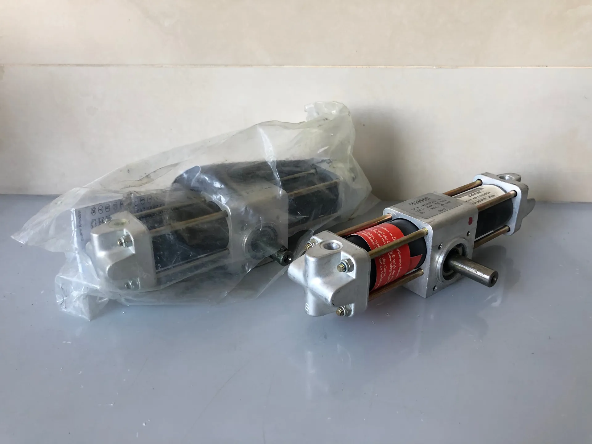 1x KUHNKE KR3-275GRAD-B Rotary Actuator 275° Pneumatic Rotary Drive - Image 1