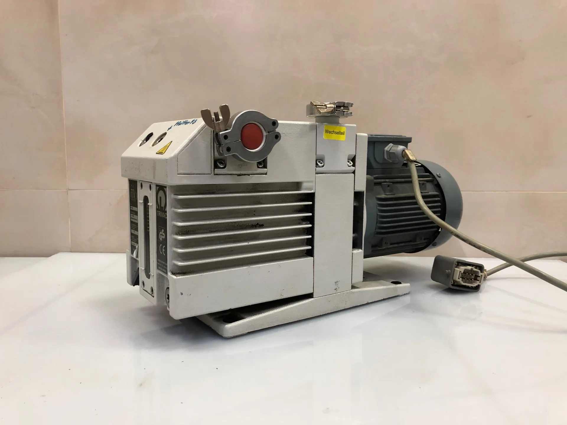 Leybold TRIVAC D16B Rotary Vane Vacuum Pump – Model 11266 / 20900332540 - Thumbnail 5