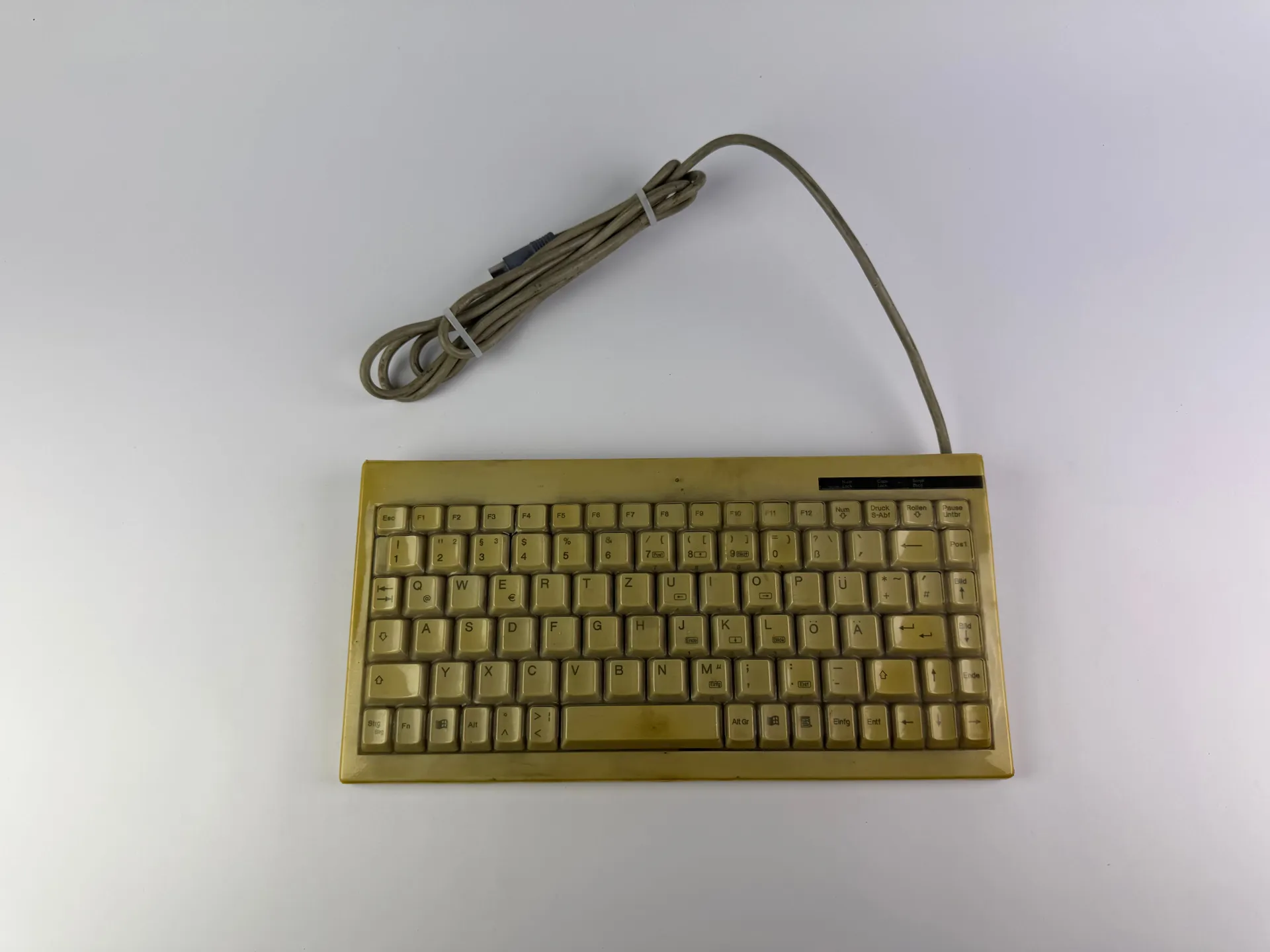 KeySonic ACK-595 Mini Keyboard – Beige (Yellowed) – 185cm Cable – German Layout - Image 1