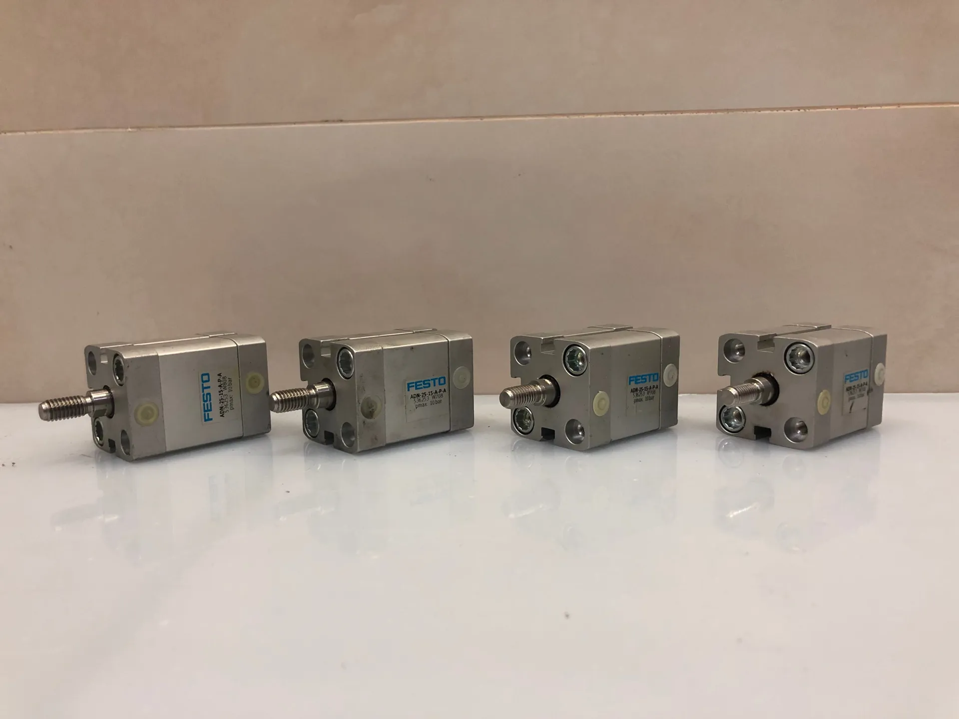 1x FESTO ADN-25-15-A-P-A 536253 Compact Air Cylinder 25mm Bore 15mm Stroke - Thumbnail 2