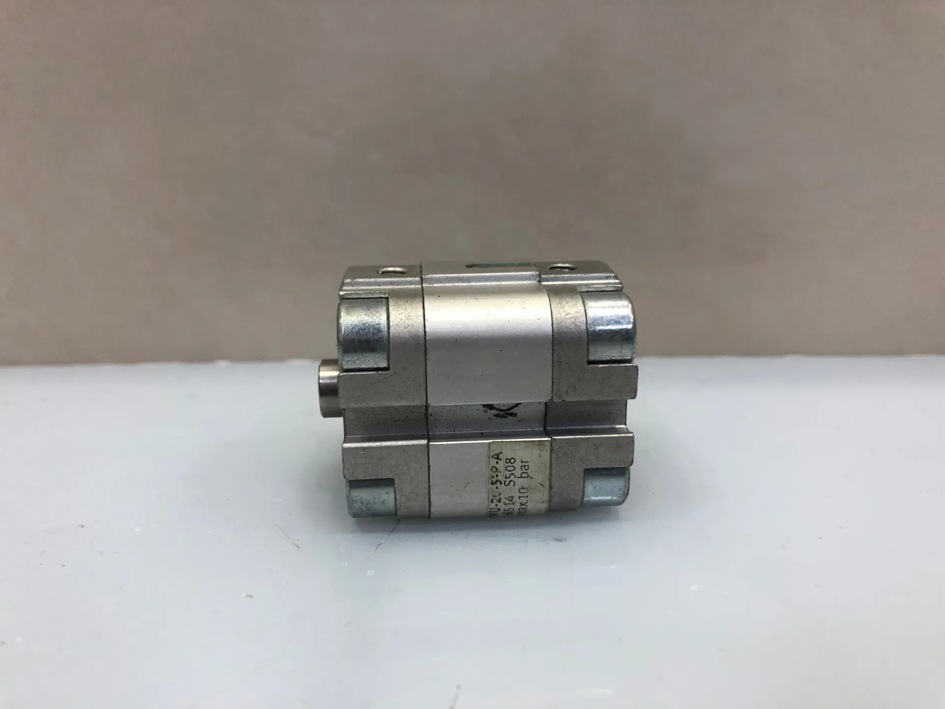 1x FESTO ADVU-20-5-P-A 156514 Compact Pneumatic Cylinder 20mm Bore 5mm Stroke - Thumbnail 2