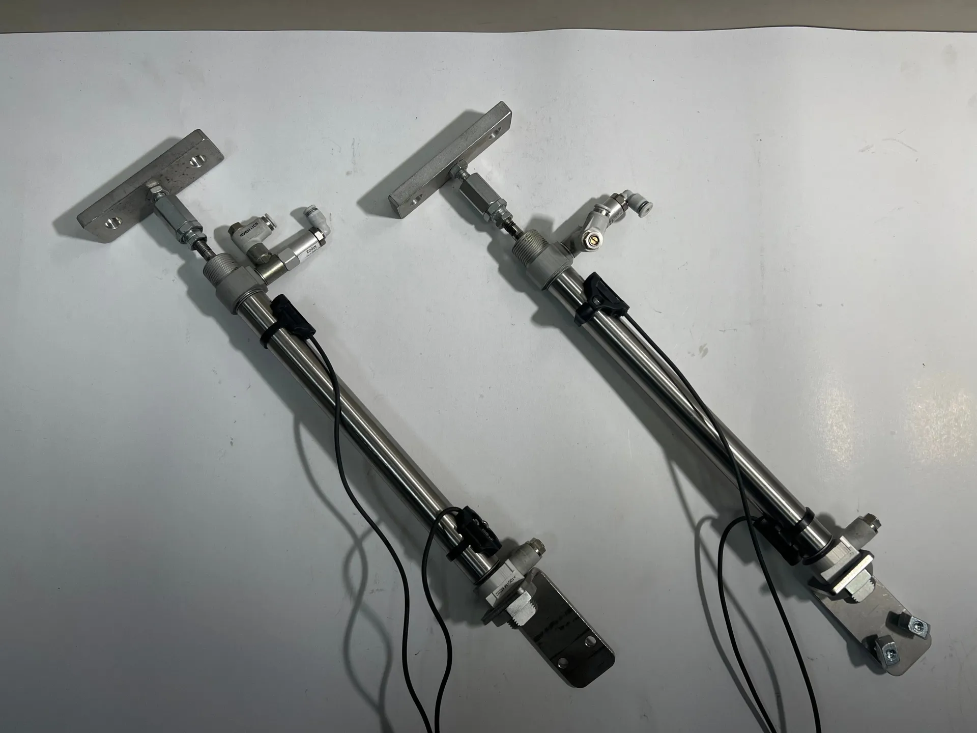 1x Aventics Pneumatic Cylinder 0822333508 10Bar with Sensor & 2m Cable - Image 1