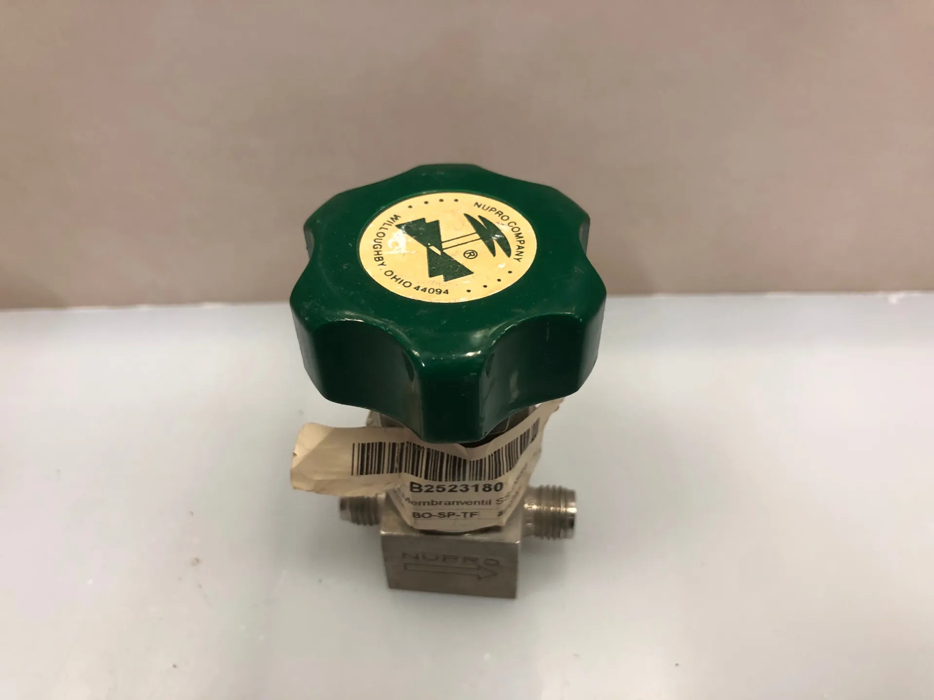 1x NUPRO SS-DSS6MM Stainless Steel Needle Valve - Thumbnail 2