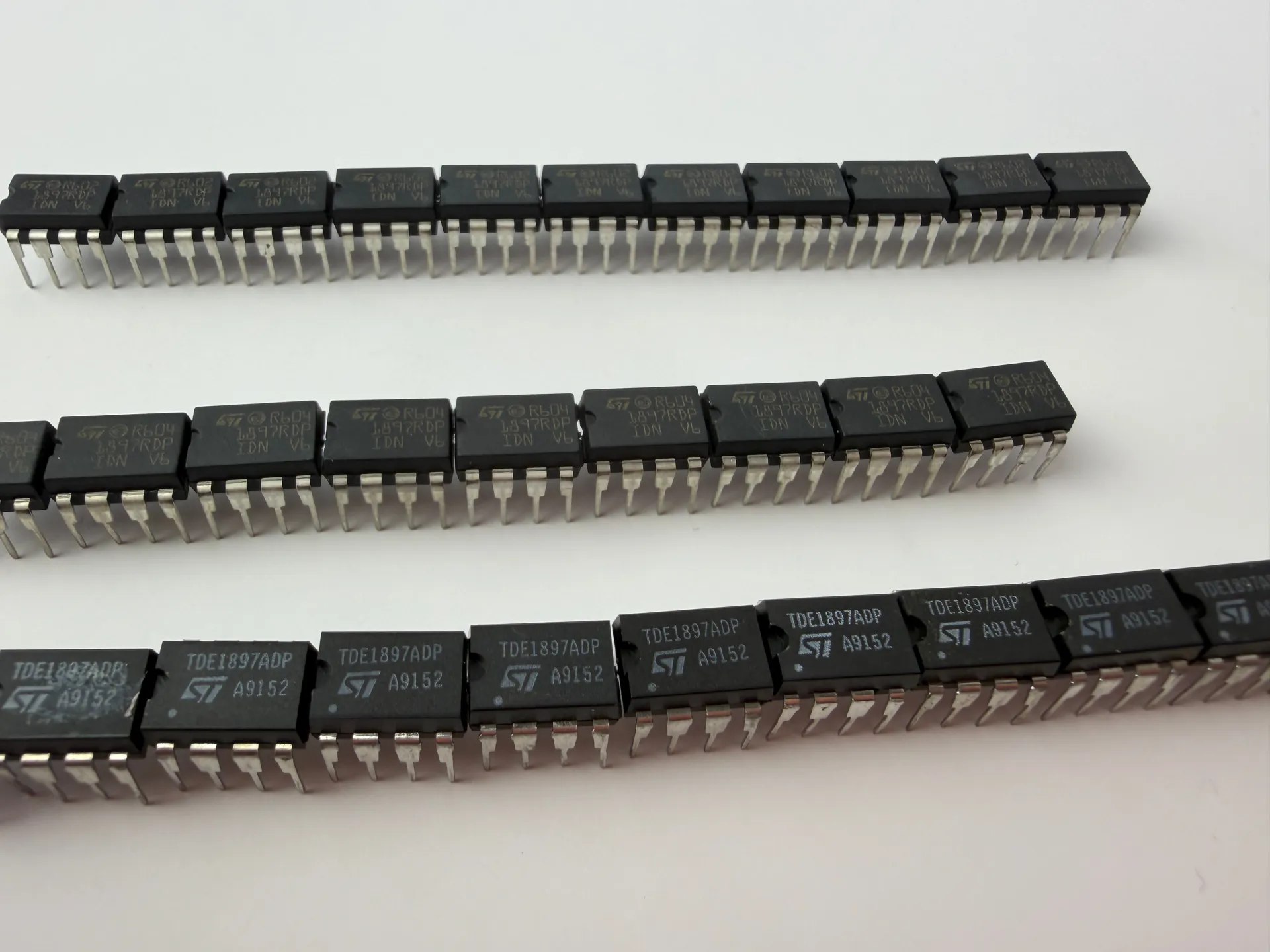 STMicroelectronics Intelligent Power Switch IC Lot 39pcs – 11x R602 1897RDP, 9x R604 1897RDP, 19x TDE1897ADP - Thumbnail 2