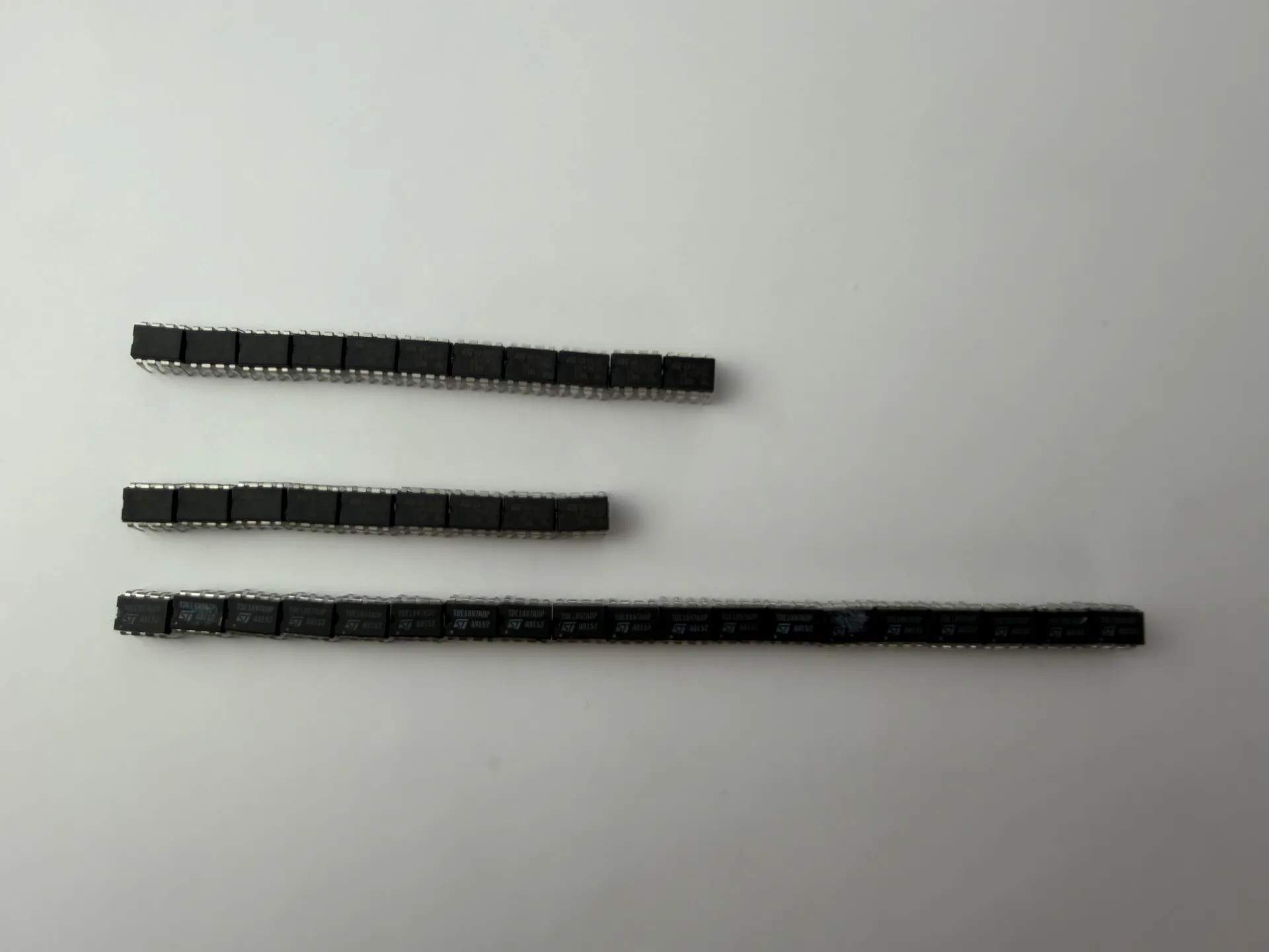 STMicroelectronics Intelligent Power Switch IC Lot 39pcs – 11x R602 1897RDP, 9x R604 1897RDP, 19x TDE1897ADP - Image 1