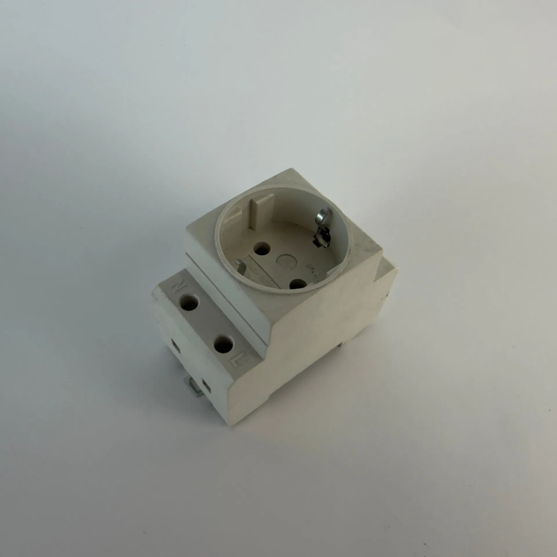 Tracon Electric C60-DAO DIN Rail Schuko Socket 230V 16A 2P+E - Thumbnail 2