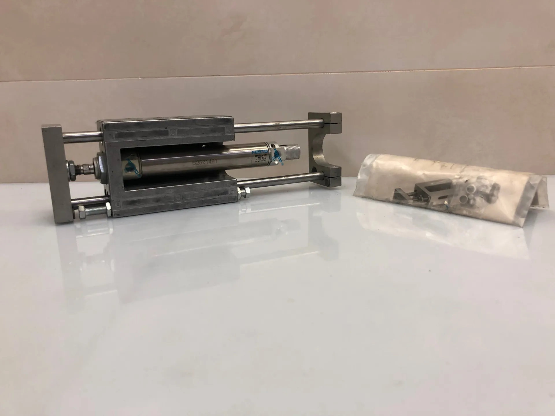 Festo SLE-25-100-KF-A-G 150092 Linear drive with Festo DSNU-25-100-PPP-A 14322 Cylinder - Image 1