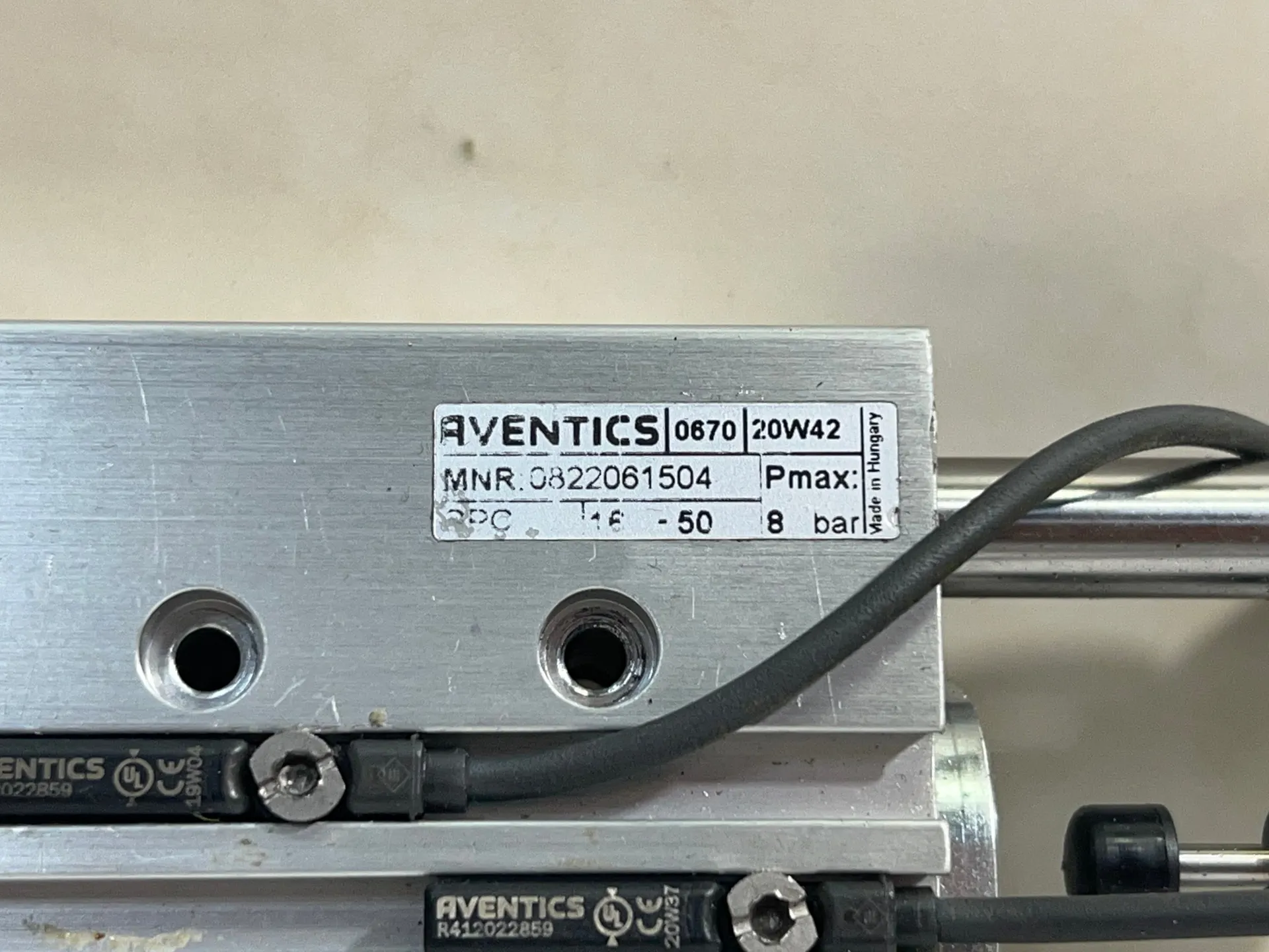 Aventics Guide Cylinder 0822061504 10Bar with 2 Sensors R412022859 & 1.7m Cable - Thumbnail 2