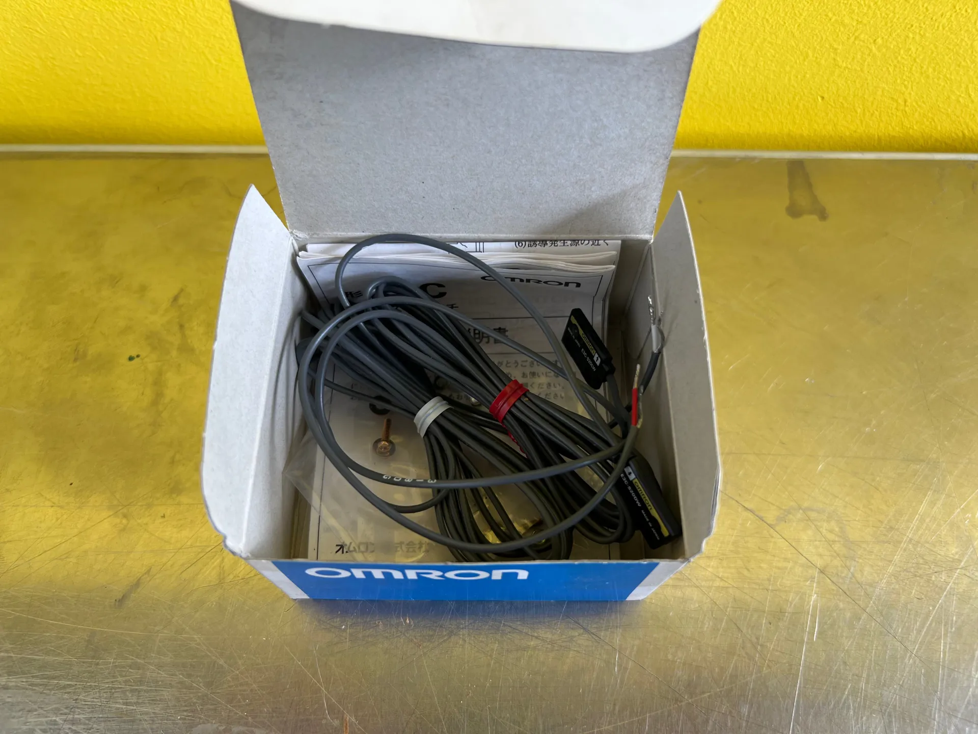 Omron E3C-S20W Photoelectric Sensor – Compact Diffuse Reflective Sensor - Thumbnail 3