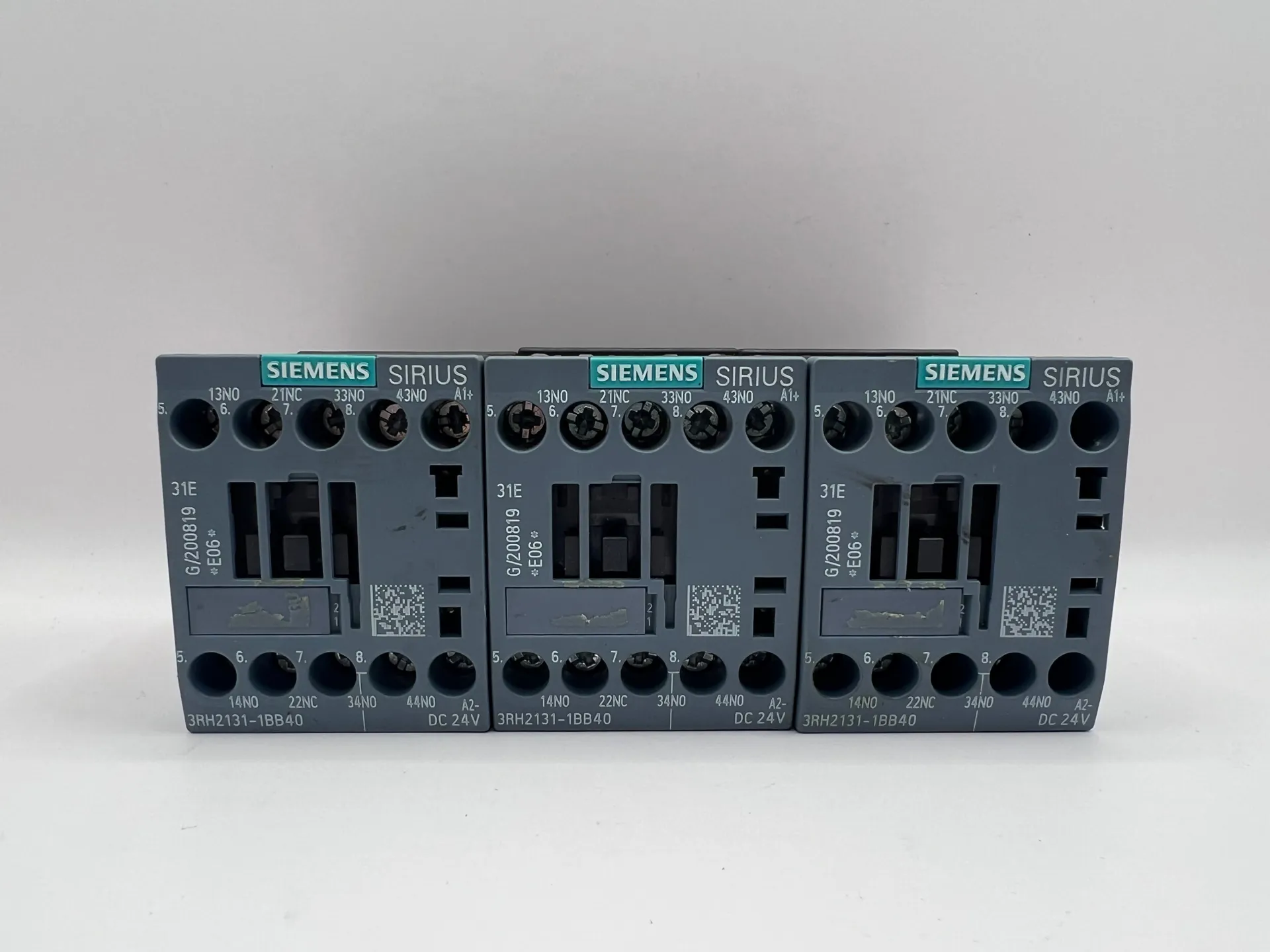1x Siemens SIRIUS 3RH2131-1BB40 Contactor 24V AC Coil 3NO + 1NC - Thumbnail 2