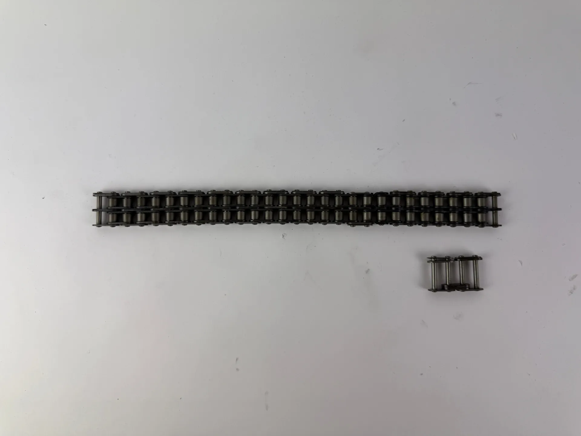Renold England Double Roller Chain 22mm Width 27cm Length Industrial Chain - Image 1