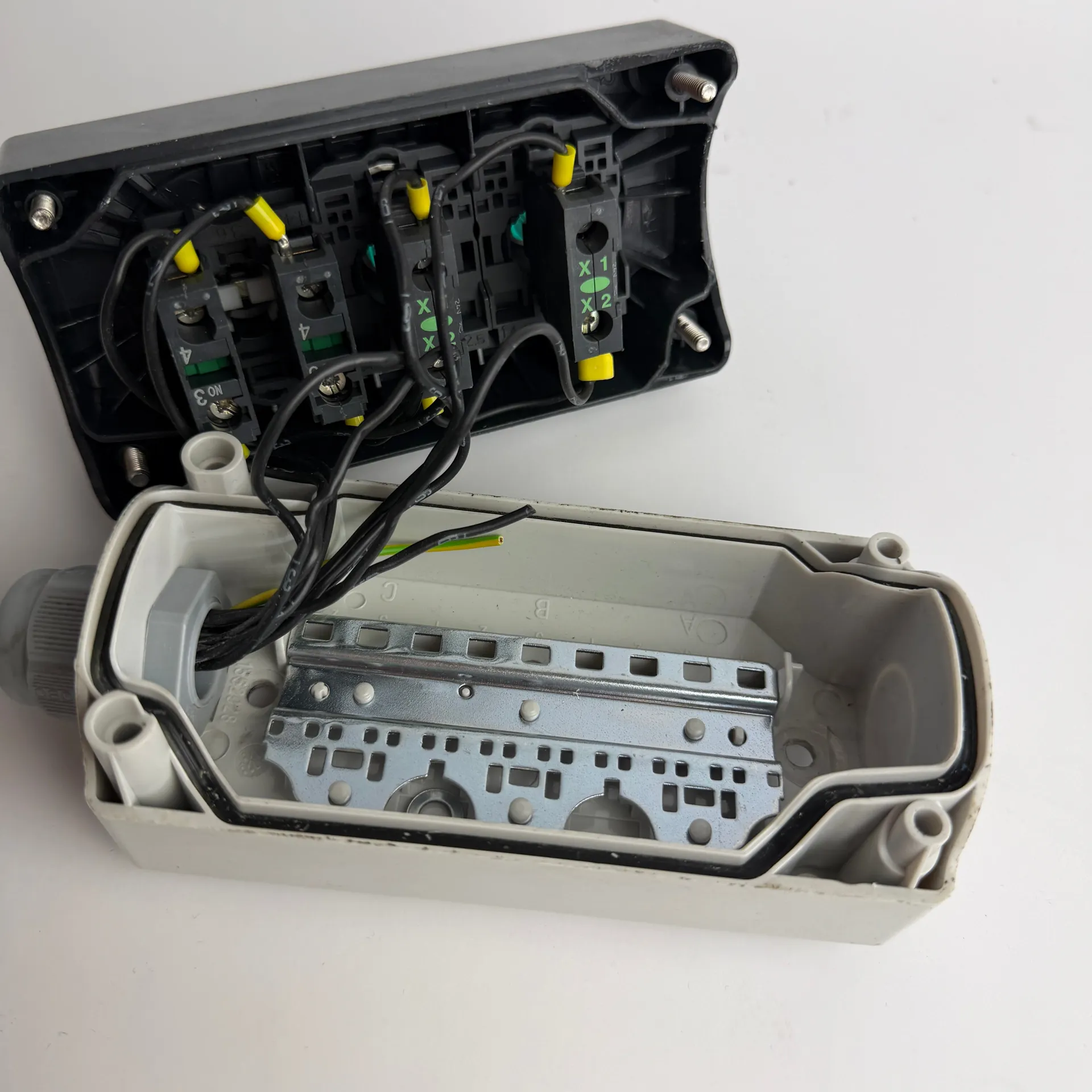 Schneider Electric XAL Control Station with Key Selector & 2 Green Pilot Lights, 2.2m Cable - Thumbnail 11