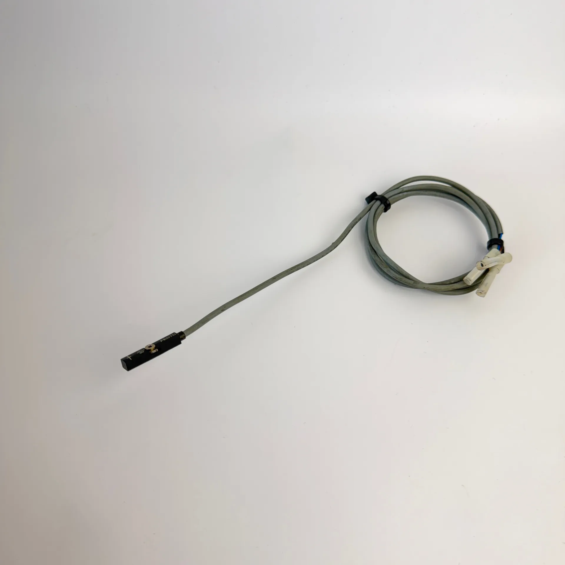 Festo 574335 SMT-8M-A-PS-24V-E-2,5-OE PNP Proximity Sensor 100cm Cable - Thumbnail 4