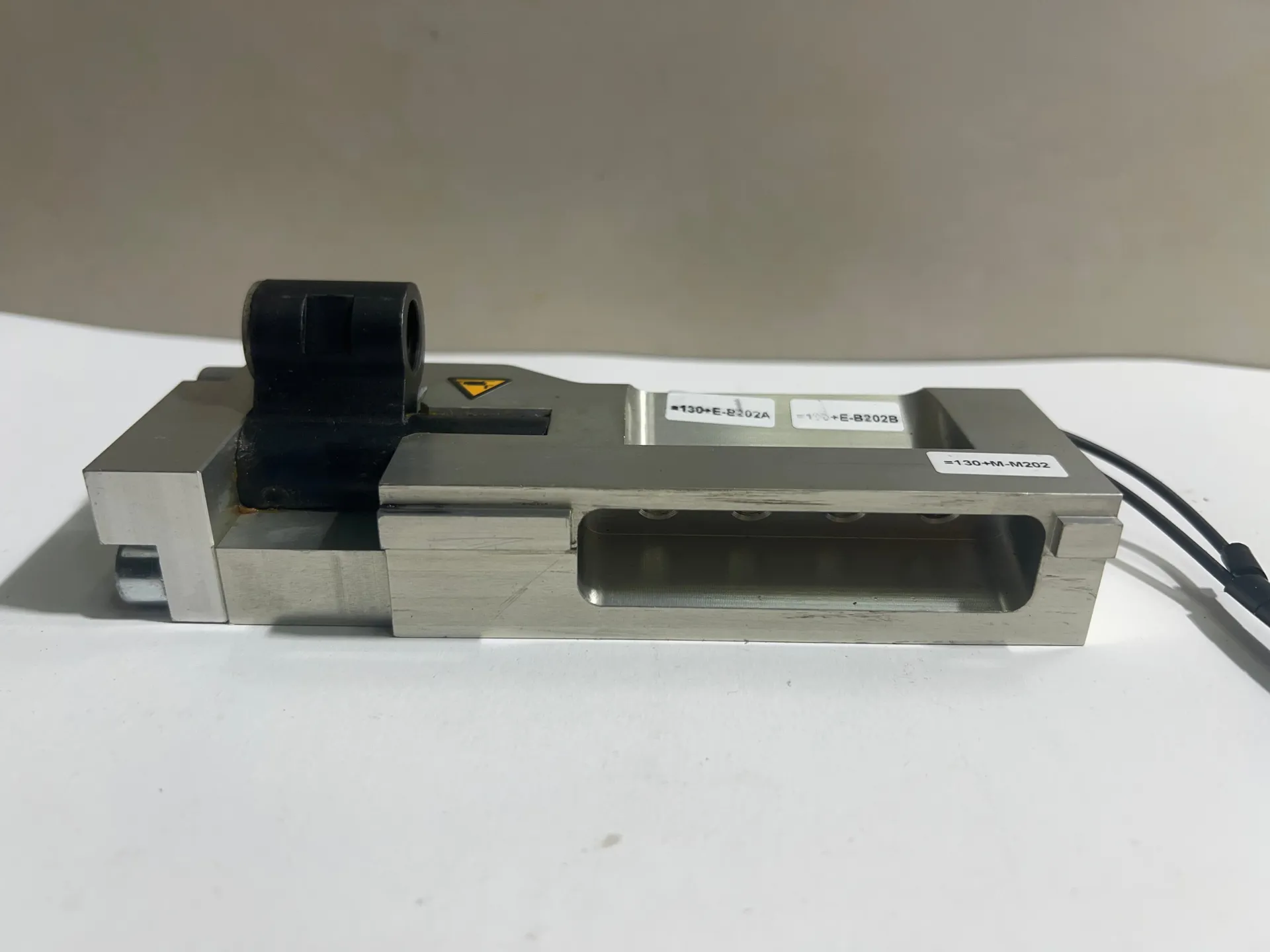 Aventics R412024700 CN50 Pneumatic Cylinder 8 Bar with 1.3m Sensor Cable - Thumbnail 3