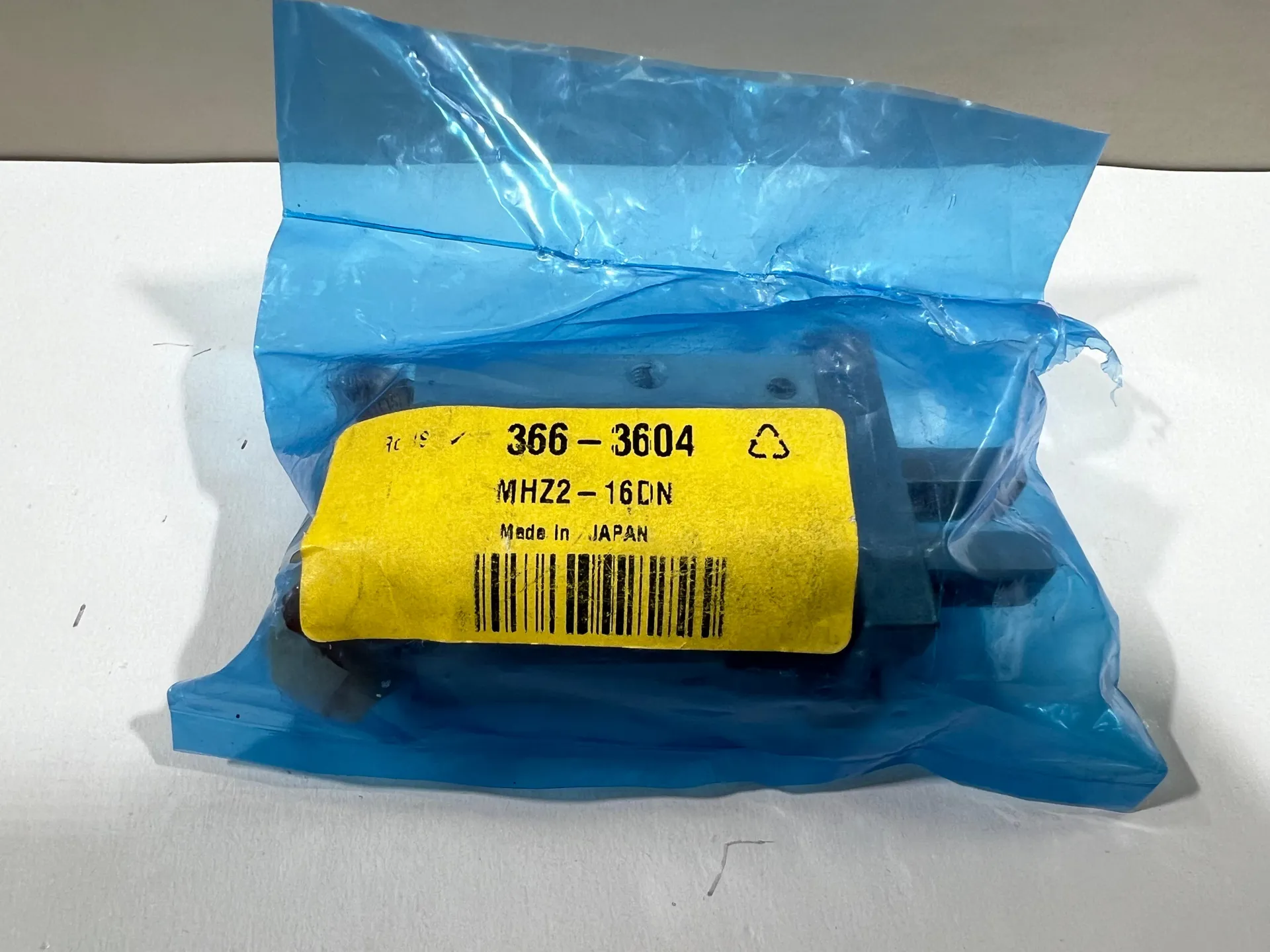 1x SMC MHZ2-16DN Parallel Style Air Gripper – New - Thumbnail 2