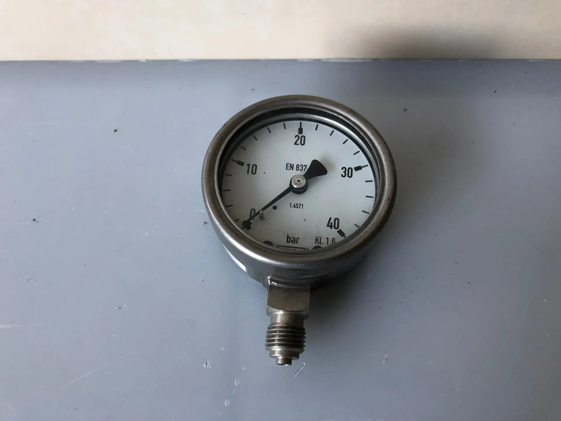 WIKA KL 1.6 Pressure Gauge 0–40 Bar – Side Mount, Analog Dial - Thumbnail 2
