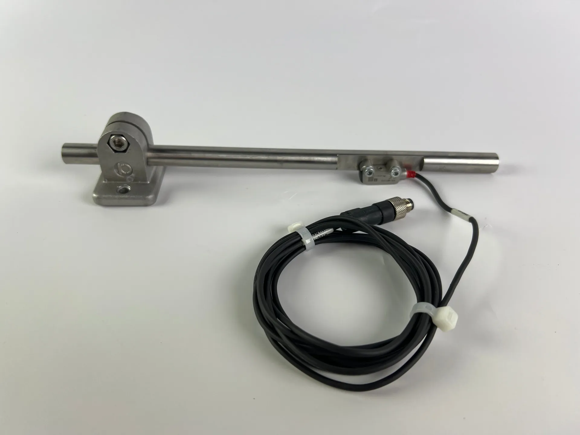 1x Keyence PR-M51P3 Photoelectric Sensor + 200cm Cable + Metal Mounting Stand - Image 1
