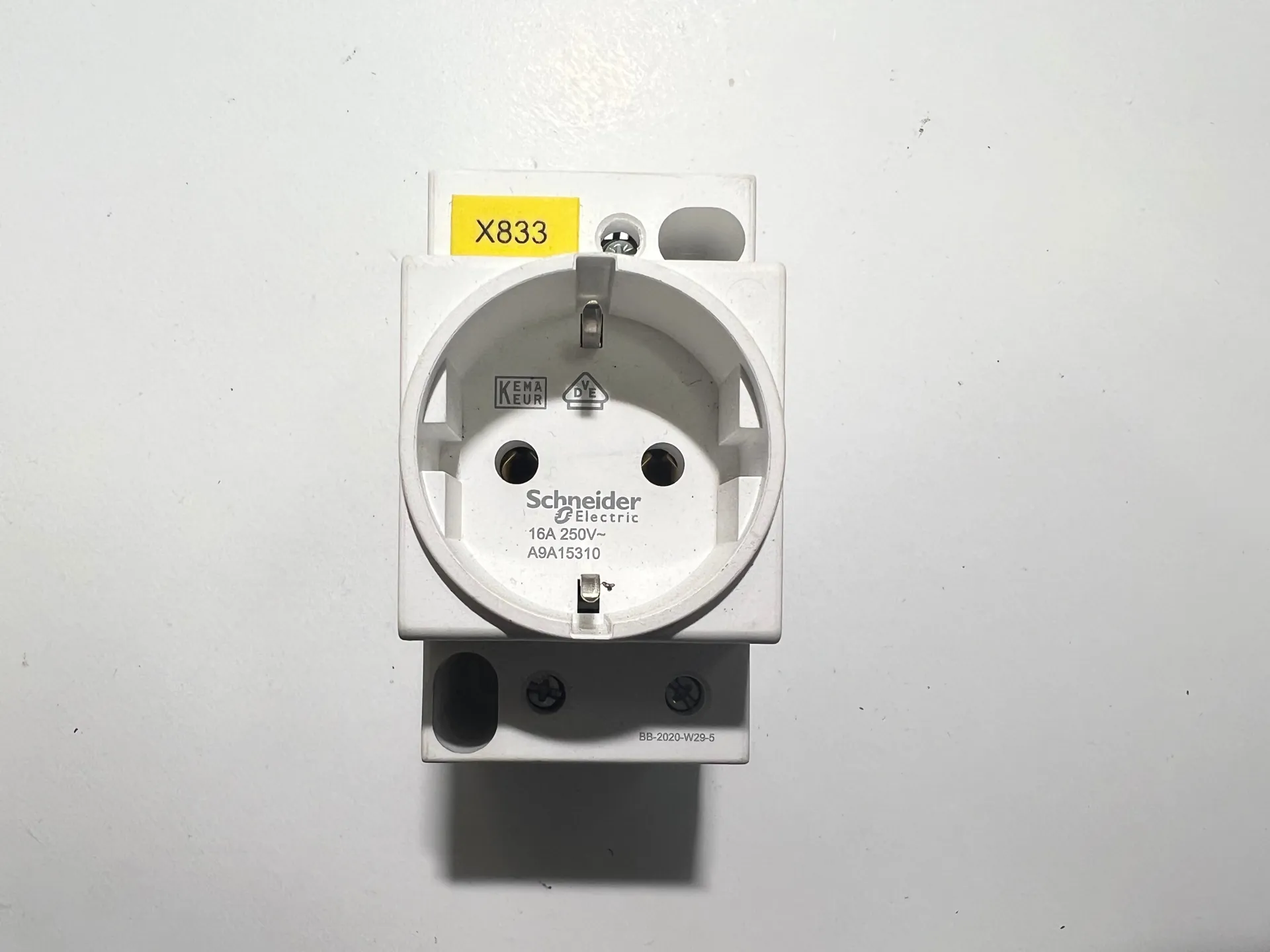 1x Schneider Electric A9A15310 Socket 16A 250V - Thumbnail 2