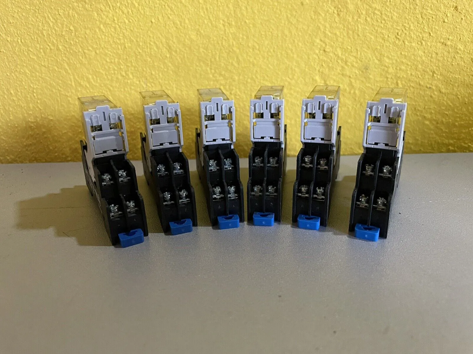 Lot of 6 Idec sj2s-05b Relay Socket, 250v, 8a - Thumbnail 3