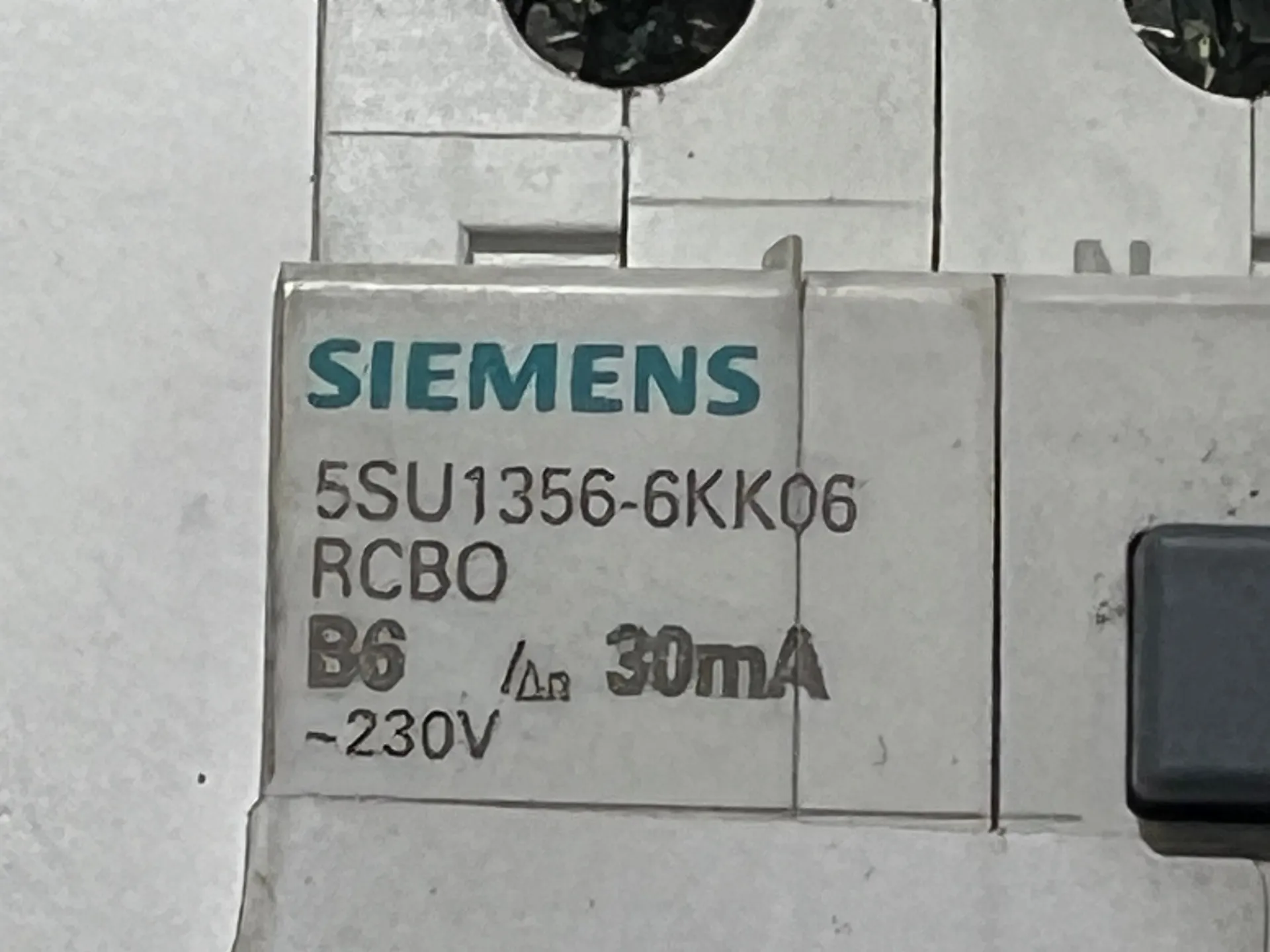 1x Siemens 5SU1356-6KK06 RCBO B6 30mA 230V 6kA Circuit Breaker - Thumbnail 2