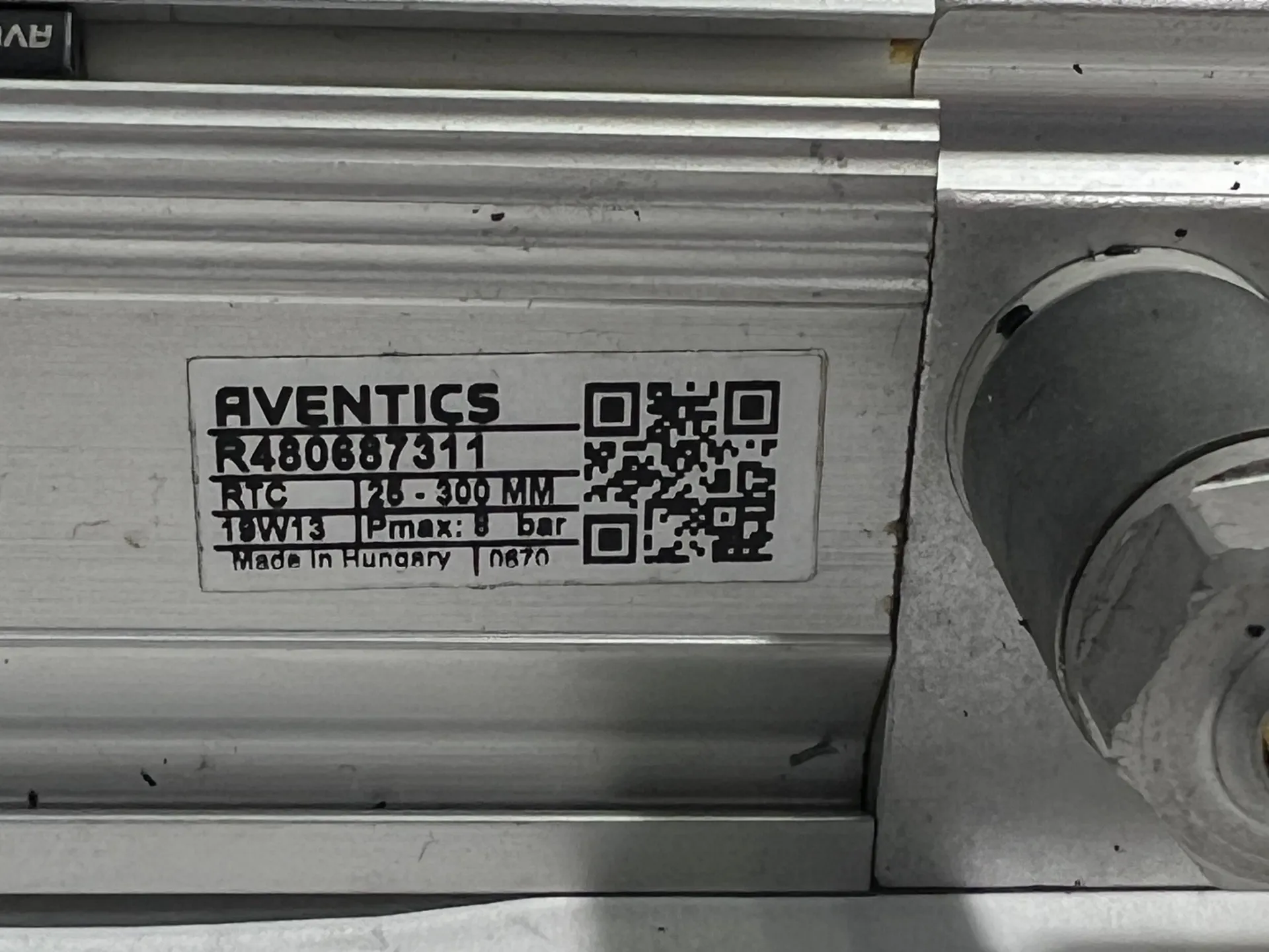 Aventics R480687311 Linear Drive Pneumatic Cylinder 8 Bar with 2 Sensors 1.4m - Thumbnail 3