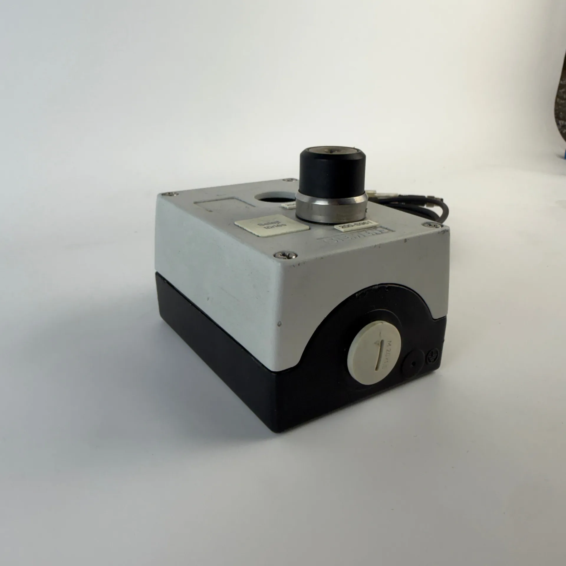 Siemens 3SU1852-0AA00-0AB1 SIRIUS ACT Metal Control Station Enclosure with Key Selector - Thumbnail 3