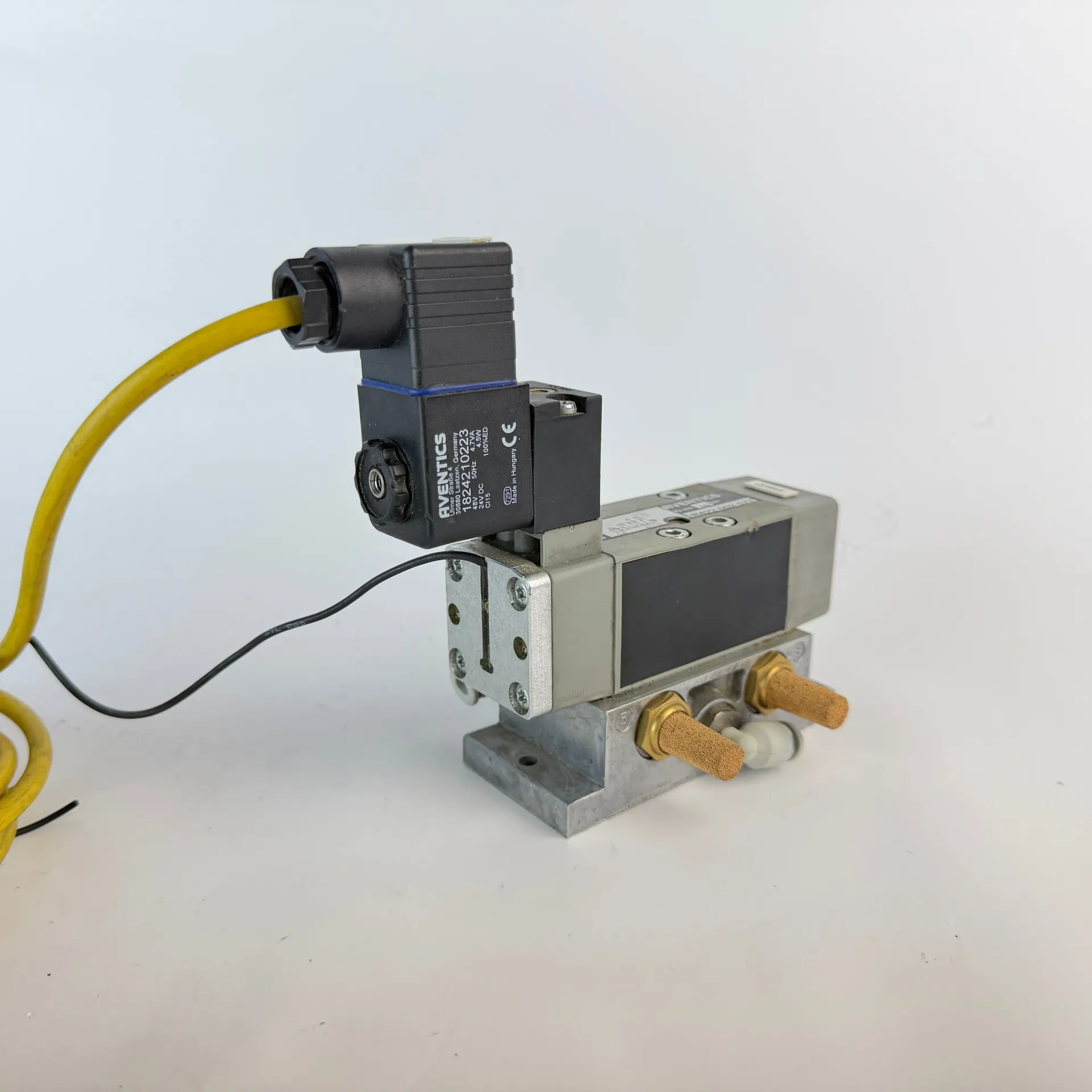 AVENTICS R422 002 577 Pneumatic Valve w/ Coil 1824210223 Sensor 275cm Cable - Image 1