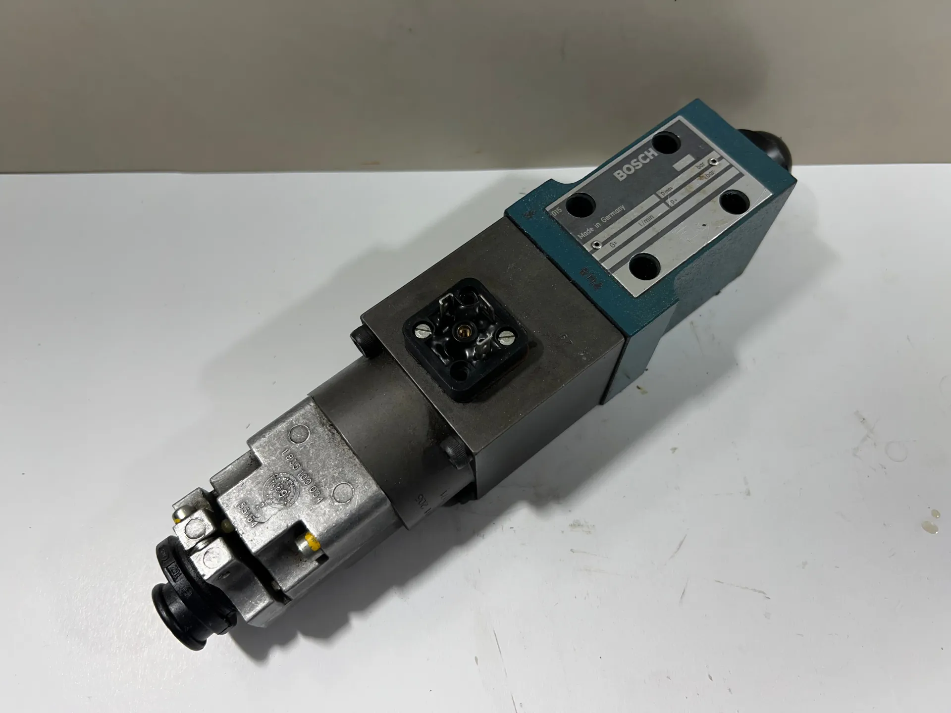 Bosch 0 811 402 001 Hydraulic Proportional Valve - Thumbnail 2