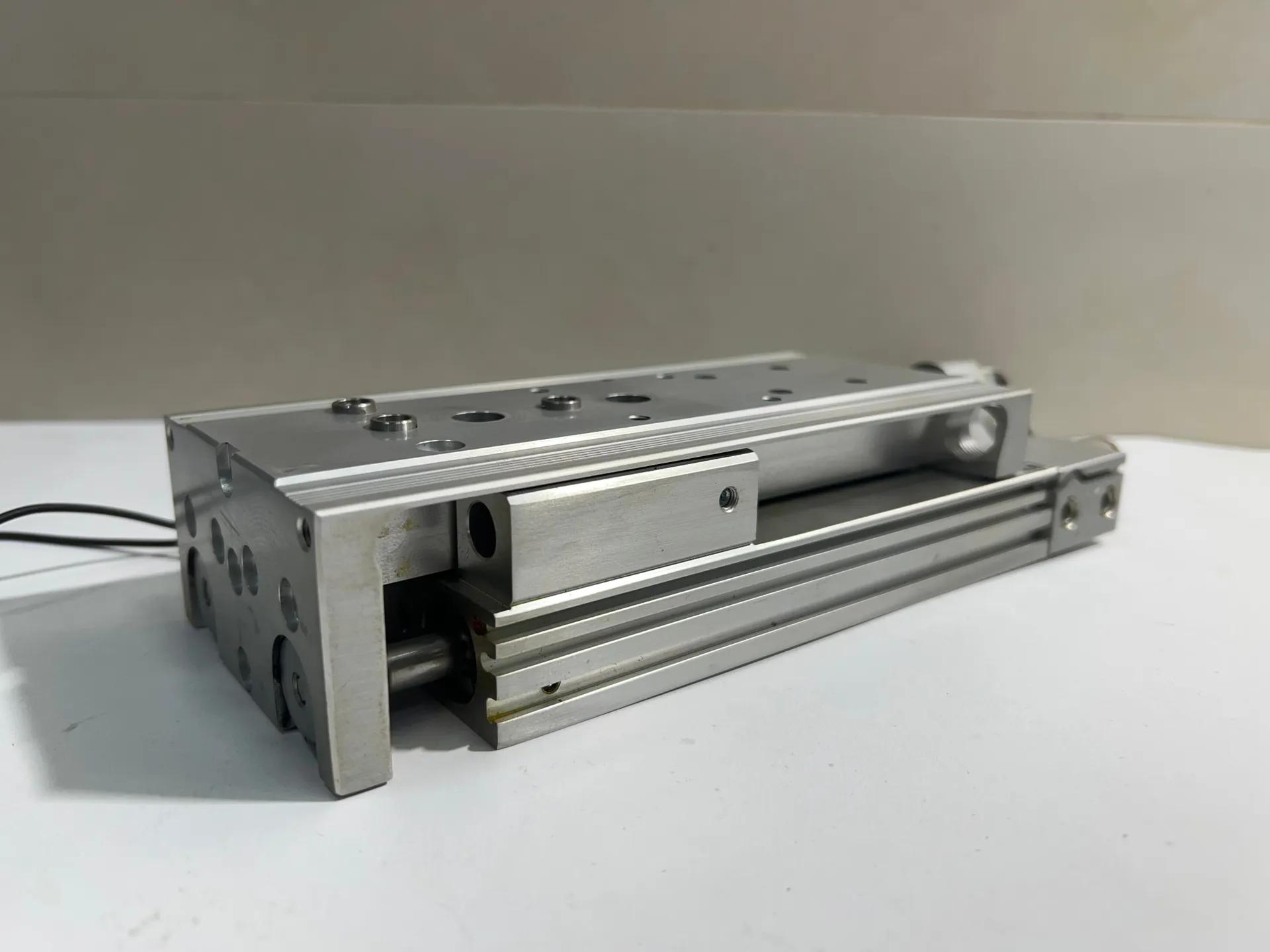 Aventics R480640189 Slide Cylinder 10Bar with Sensor & 1.1m Cable - Thumbnail 2