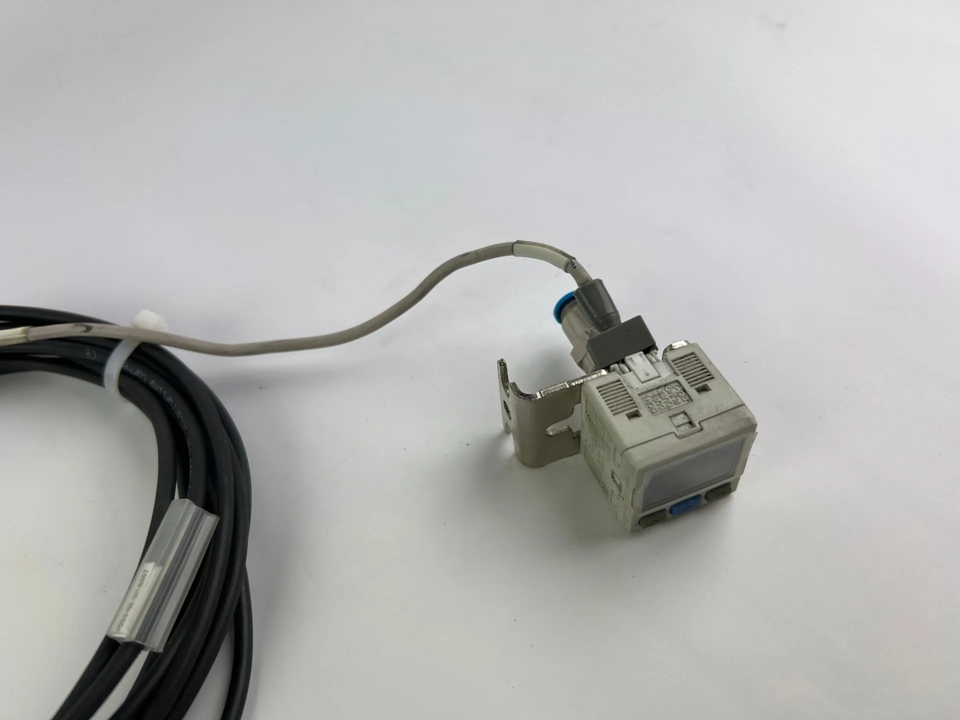 SMC ZSE30A-01-B Pressure Switch + 500cm Cable - Image 1