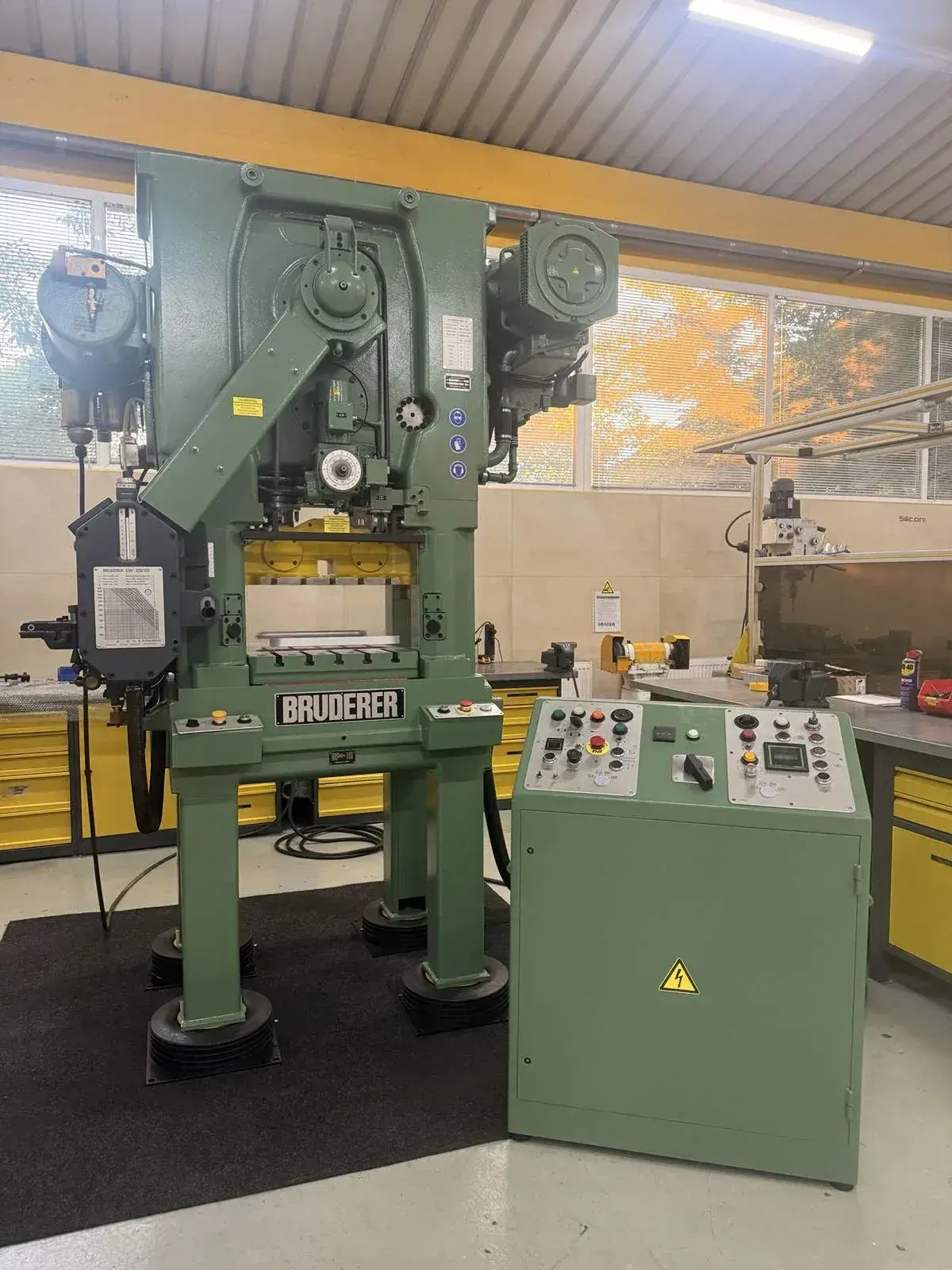 Bruderer BSTA 25 High-Speed Stamping Press 250 kN with BBV 202/120 Feeder - Thumbnail 2
