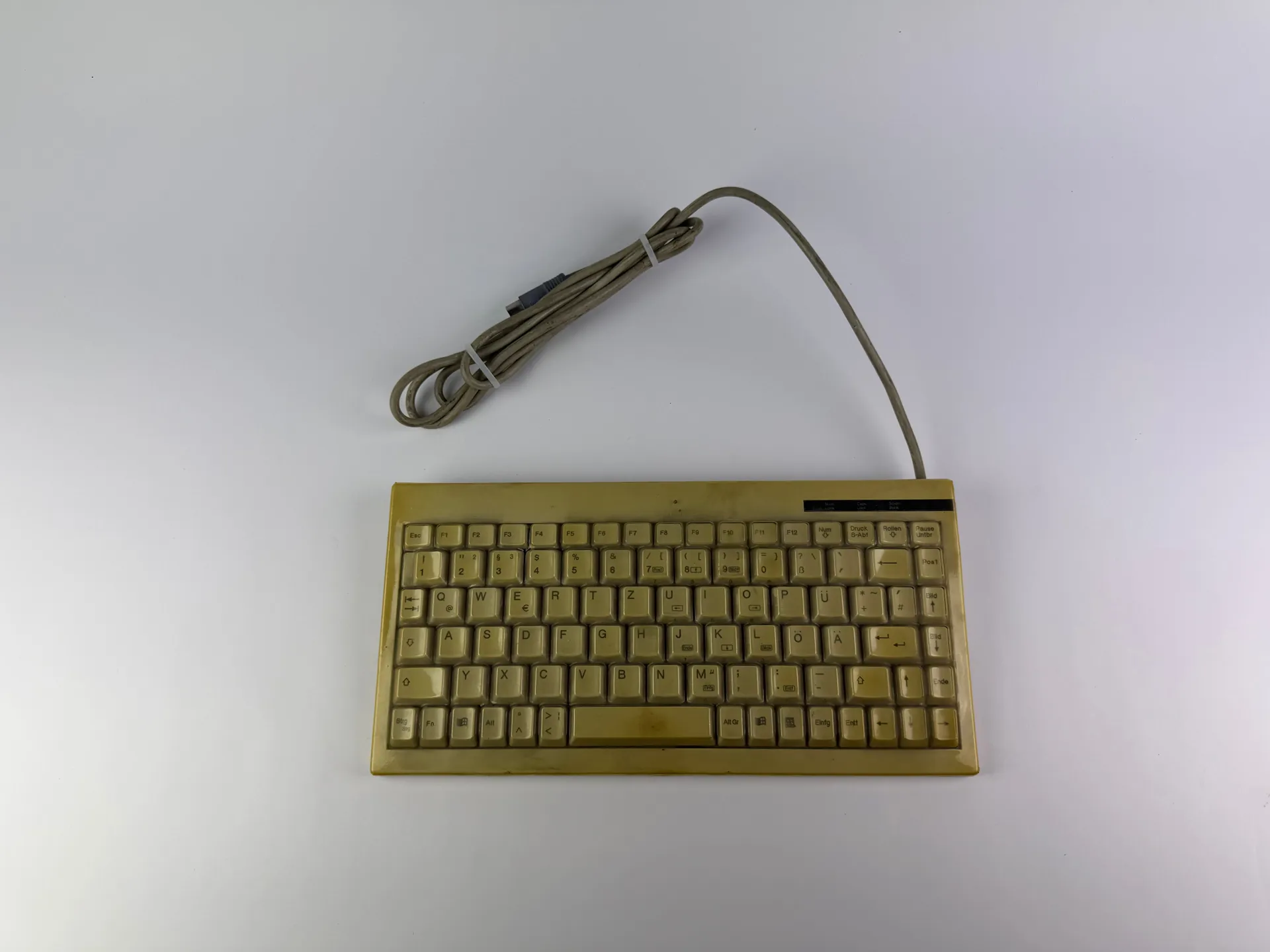 KeySonic ACK-595 Mini Keyboard – Beige (Yellowed) – 185cm Cable – German Layout - Thumbnail 3