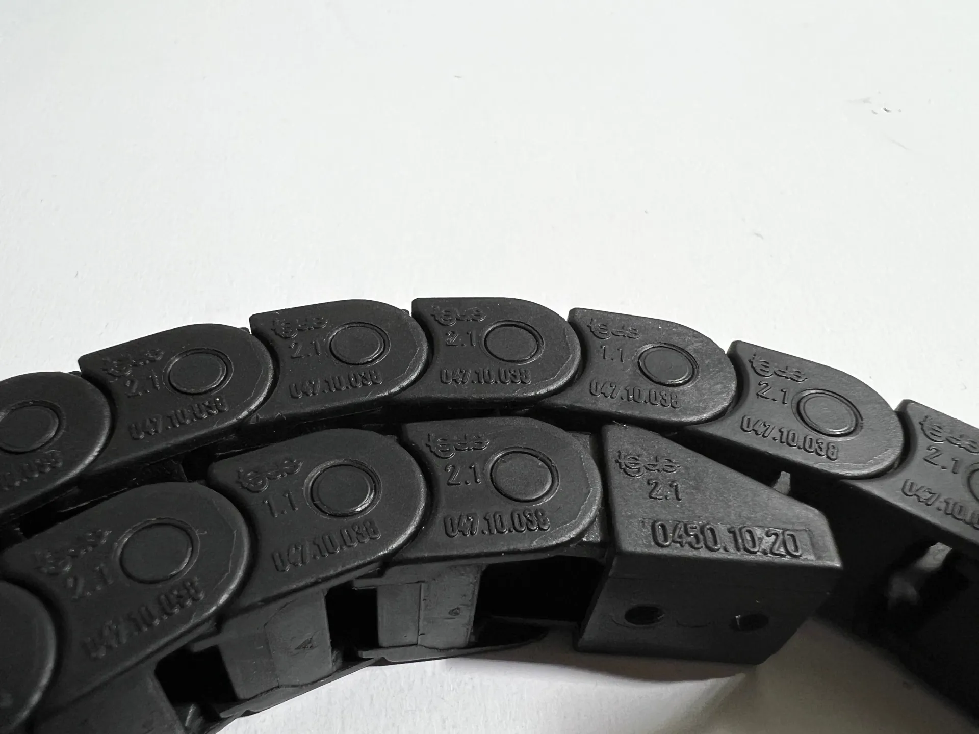 Igus 047.10.038 Energy Chain Cable Carrier – Lot of 42pcs - Image 1