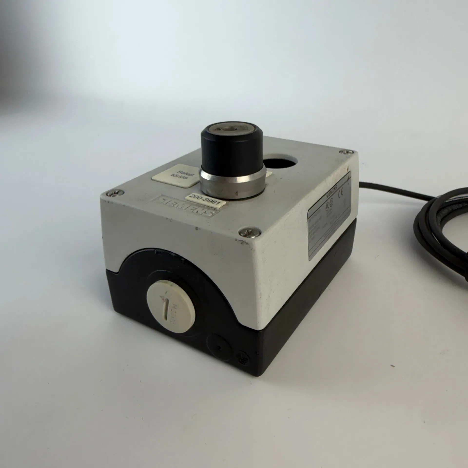Siemens 3SU1852-0AA00-0AB1 SIRIUS ACT Metal Control Station Enclosure with Key Selector - Thumbnail 4