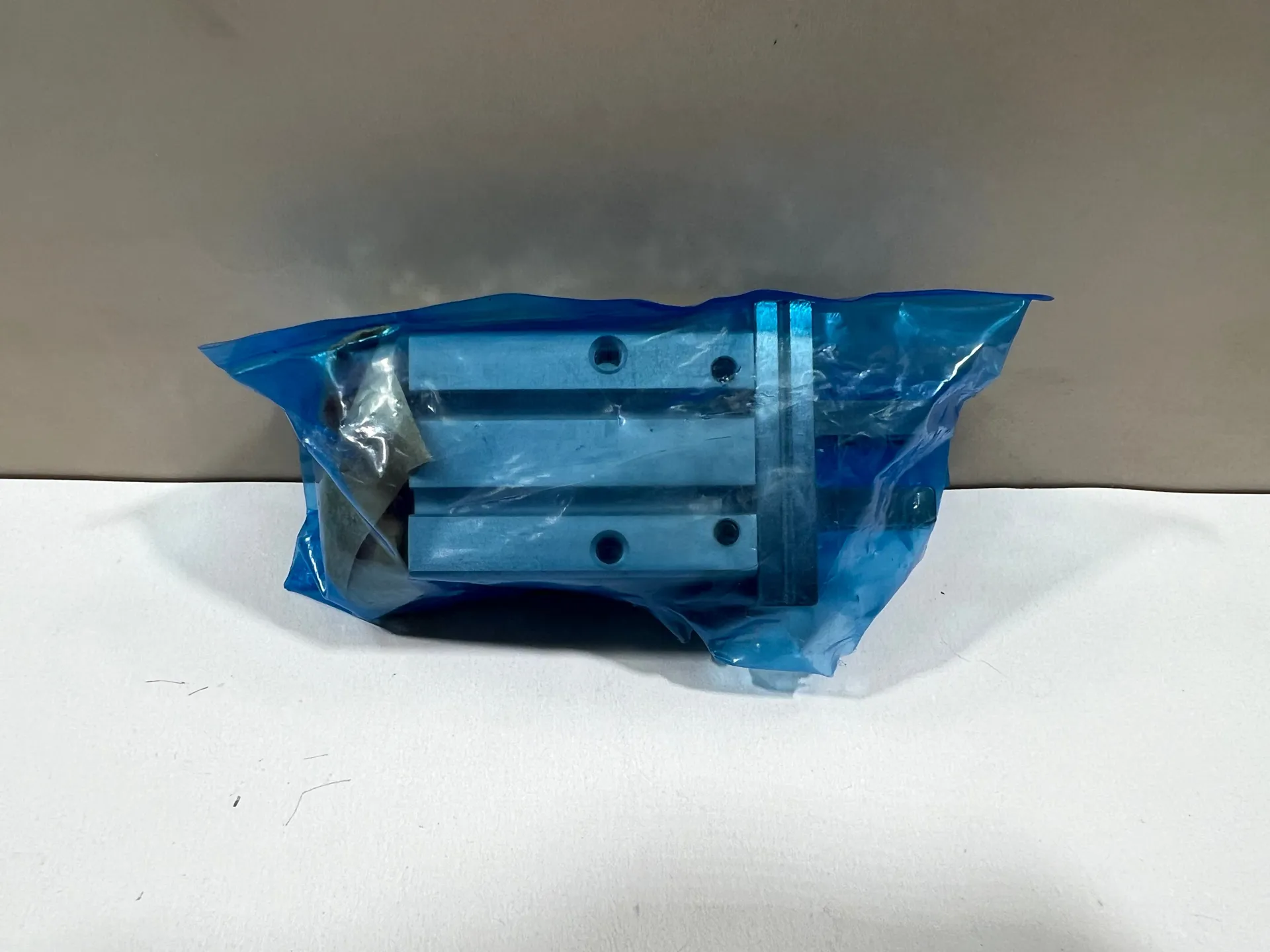 1x SMC MHZ2-16DN Parallel Style Air Gripper – New - Image 1